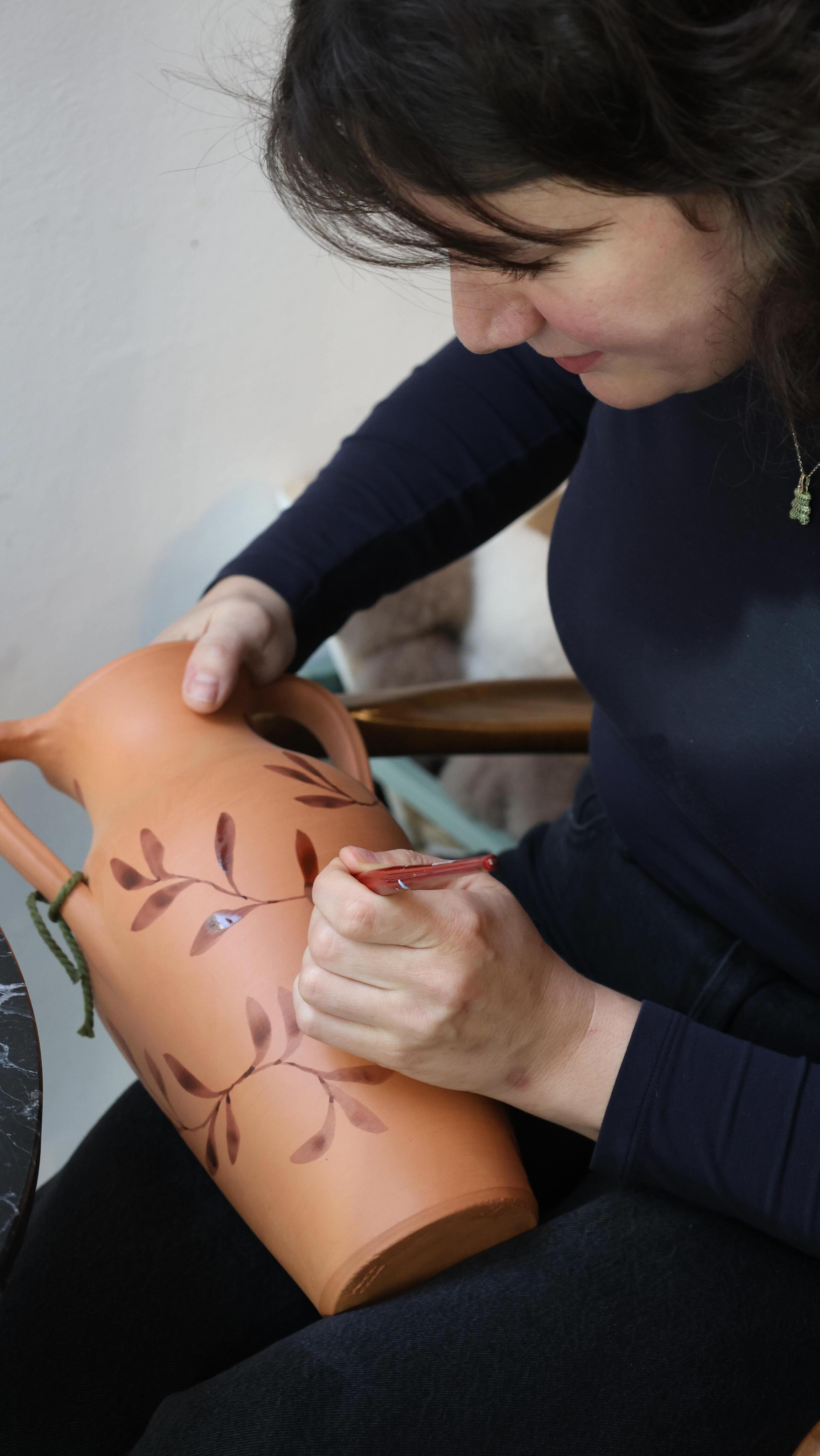 one of my favourite things i’ve started doing this year is painting onto vases or other objects. i’ve done it in the past for fun but this year Yasmin and I collaborated on this project and I’m in love. it brings me so much joy and i hope you too :)
hand-painted candlestick ✨ find it at @andfriends_store 🎁
@thegirlbehindabrand
#handpainted #ceramics #art