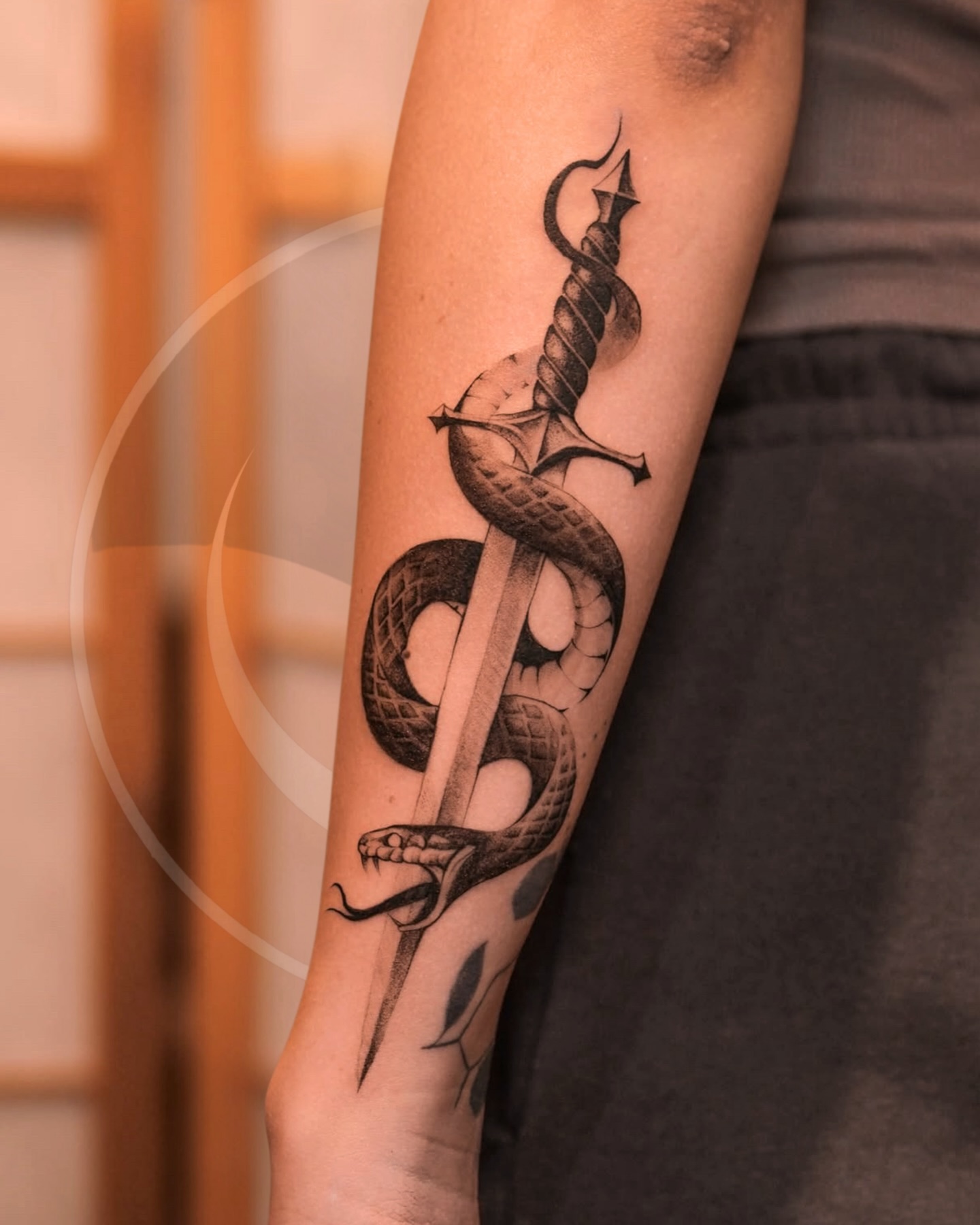 Totalny sztos od @kisielowy_chaos_art ✨ Jeśli podobają Ci się takie motywy - Ania jest idealnym wyborem.
Wybierajcie mądrze! Warto iść do doświadczonego tatuatora!