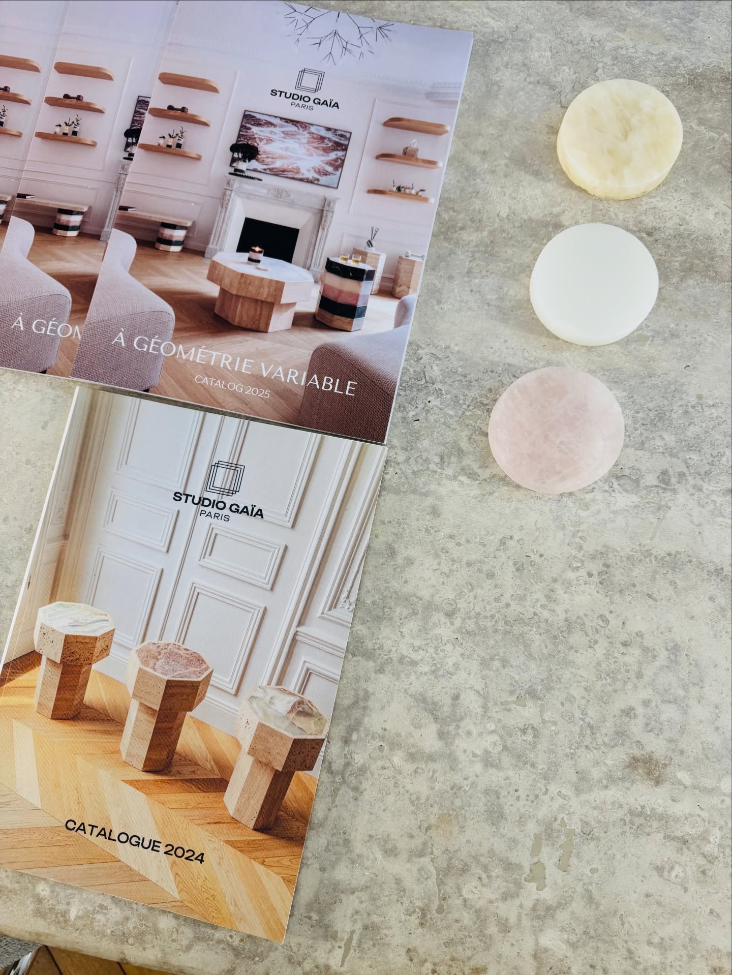 Concevoir un espace, penser un volume, choisir une matière… tout commence par une conversation.
Que ce soit pour structurer un projet hospitality, imaginer une pièce unique pour un intérieur privé, ou discuter d’une collaboration B2B / revendeur, je vous accueille pour un échange dédié autour de vos besoins, de votre vision et de vos contraintes.
Et c’est aussi l’occasion, autour de ce rendez-vous, de vous raconter la genèse de Studio Gaïa, et ce qui inspire chacune de nos créations.