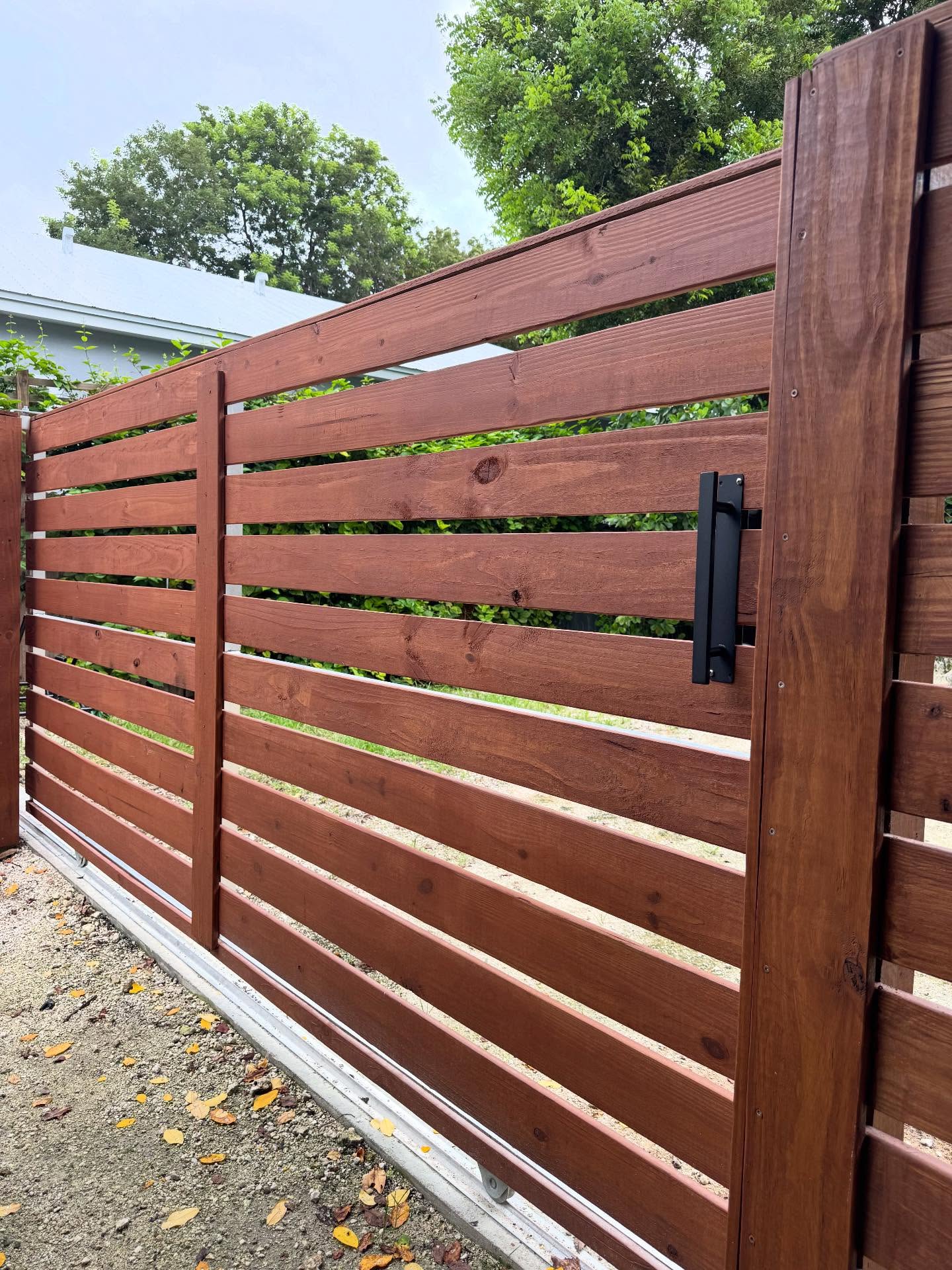 Wood horizontal fence. Stain or paint your wood fences to ensure longevity after installation. #woodfence #rollgate #trellis #knowafenceguy #knowafenceco