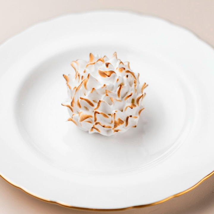 Baked Alaska, caramelised apples and Somerset cider brandy.
.
.
.
#Corenucopia #Chelsea #BakedAlaska #Apple #Brandy #NewOpening #London #Restaurant #Chef #OnTheTable #ClareSmyth #Yorkshire #Pudding #Classic #Luxury #Bistro #Vanilla #Rum #Monday @foodstorymedialtd