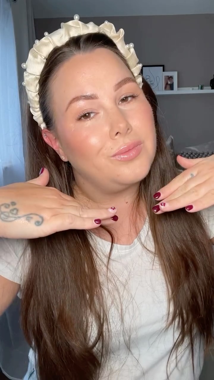 The @pixibeauty fixing spray 👌🏼✨
Foundation @narsissist sheer glow
Colour corrector @charlottetilbury
Brows @nyxcosmetics_uk @lorealparis
Lips @charlottetilbury @maybelline
Blush @narsissist @charlottetilbury
Bronzer @phasezeromakeup
#grwm #makeupartistwales #affiliate #gifted