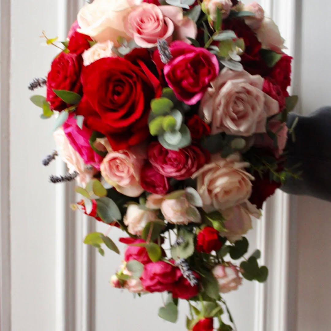 Lisa.chose a cascading bouquet of beautiful roses for her wedding @nortonhousehotel #rosebouquet #cascadingbridalbouquet #burgundyandpinkwedding #weddingflowersefinburgh #weddingfloristedinburgh #thestockbridgeflowercompany #nortonhousehotel #scottishwinterwedding #winterweddingowers