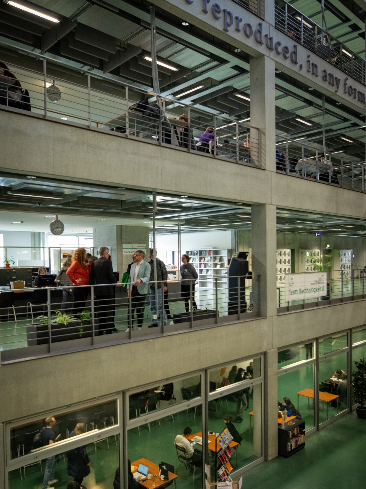 Gemeinsam mit @grafwer haben wir die Bibliothek der Technischen Universität Berlin besucht. Seit fast einem Jahr können Studierende der UdK und der TU die Bibliothek nun rund um die Uhr nutzen – und sie tun es auch. Für Studierende, die tagsüber arbeiten, Care-Arbeit leisten oder einfach am besten nachts lernen, ist dieses Angebot ein echter Gewinn und wird entsprechend stark nachgefragt.
Gleichzeitig dürfen die aktuellen Einsparungen im Berliner Haushalt nicht dazu führen, dass zwar die Türen offen stehen, aber das Angebot an Publikationen immer weiter ausgedünnt wird. Eine offene Bibliothek muss auch gut ausgestattet sein.
#24hbibliothek #udk #tuberlin