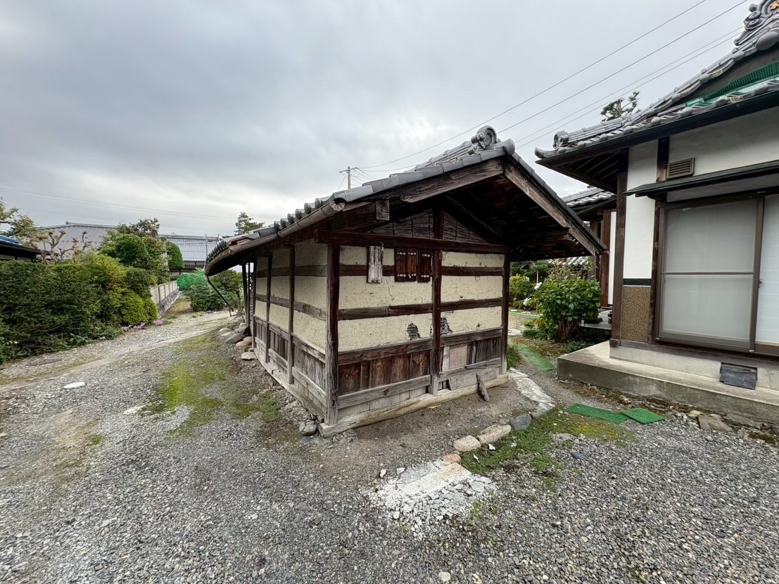 先日、松本市K様邸にて倉庫を解体いたしました😊
職人の技によって綺麗に仕上がり、お施主様にも大変お喜びいただきました。この度はご依頼誠にありがとうございました♪
年末に向けて弊社も立て込んでおりますが、安全第一で作業を行っていきます🫡
解体でお困りの方はお気軽にご相談ください!
真心を込めて解体させていただきます♪
本日もご安全に!!
#長野県松本市
#総合解体工事
#解体工事
#大町市解体
#松本市解体
#安曇野市解体
#塩尻市解体
#お気軽にご相談ください
#お見積りご相談無料
#残り1ヶ月
#年末まで
#頑張りましょう💪