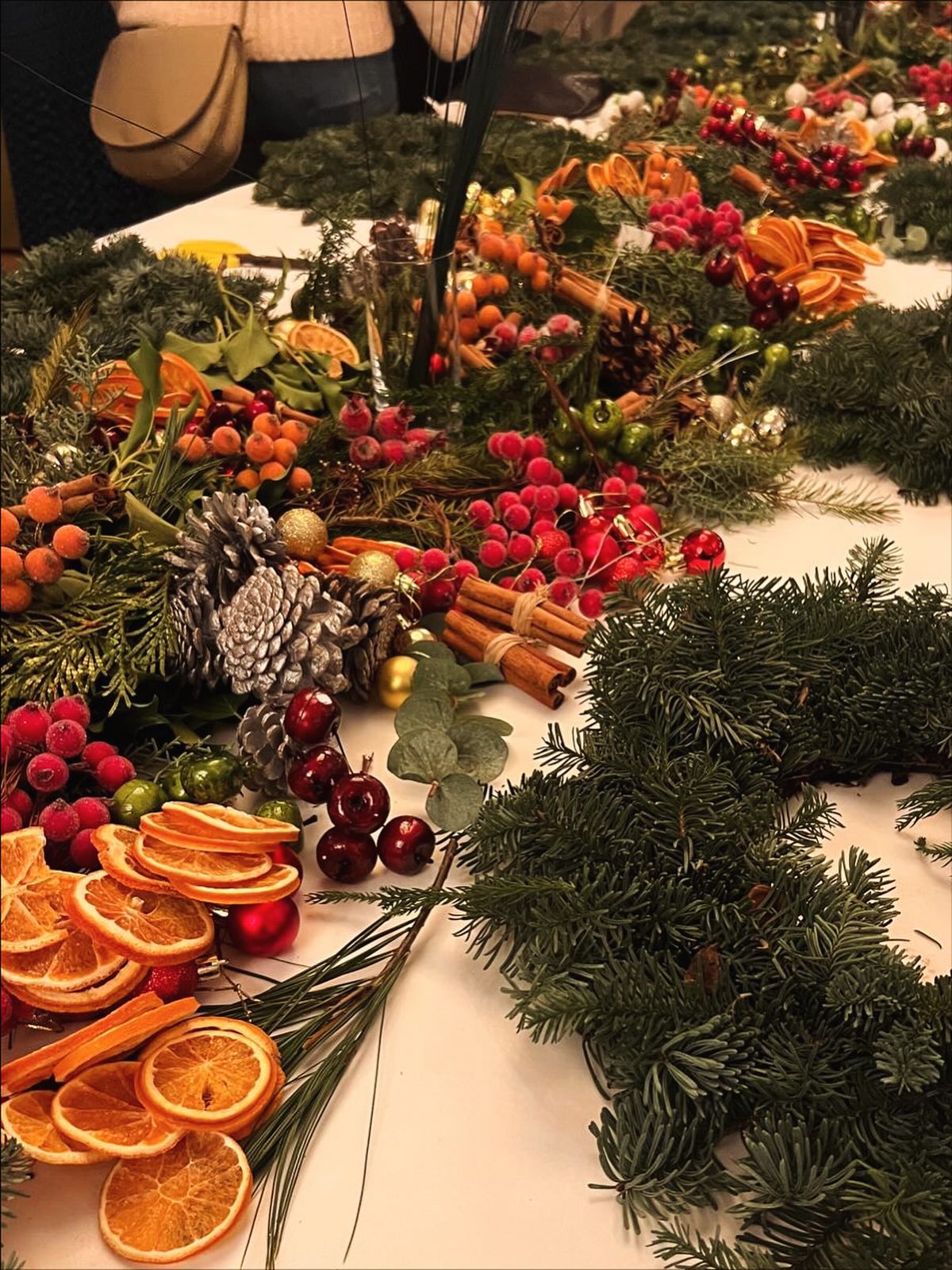 Charlie had a great time making wreaths at Brown’s Hotel in London, enjoying the festive atmosphere, learning new tricks and leaving with a beautiful creation to kick off the holiday season.
.
.
.
#limebluesolutions #travel #hotels #events #design #venue #live #virtual #production #av #incentives #rewards #client #sitevisit #uk #successful #networking #LuxuryHotelsUK #venuefinding #eventprofessionals #eventprofsuk #berkshire #cookham #creativesolutions #eventstyling #lifestyle #holidayseason #christmas #wreath