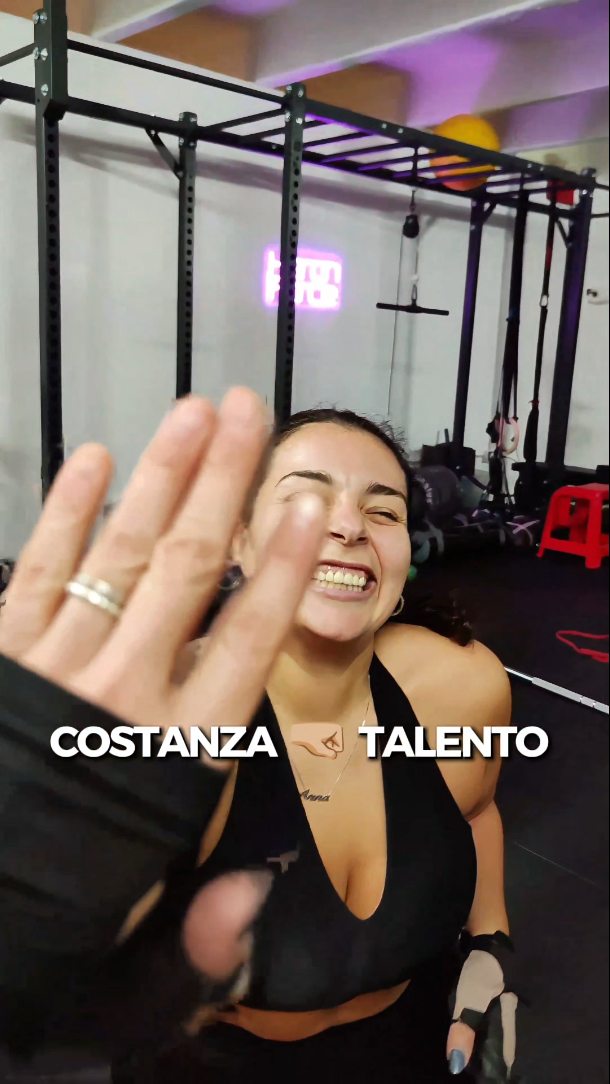 All’inizio si scoraggiano tutti.
Nessuno è bravo al primo tentativo.
Ciò che cambia davvero un atleta non è il talento.
È la volontà di riprovare quando sarebbe più facile mollare.
Questo è il vero “prima e dopo”:
👉 non da fuori
👉 ma dentro
E quando arriva il momento in cui finalmente riesci…
Non sei solo più forte.
Sei diventato qualcuno che non si arrende.
Complimenti alla nostra @ruggieroanna che allenamento dopo allenamento si sfida, cade, si arrabbia 🤣, ripete... Ma non molla mai!! 🤛🏼
Insieme per costruire la tua migliore versione! 🔥
📍@heronforcearea , Via Sandro Pertini,5 Castello di Cisterna
•
•
#heronforcearea #viral #reelvirale reelsitalia gymtok fitreels transformationreels beforeafter motivationalreels palestraitalia functionaltraining workoutreels fitnessmotivation neverquit fitcoach allenamentofunzionale fypitalia resilienza