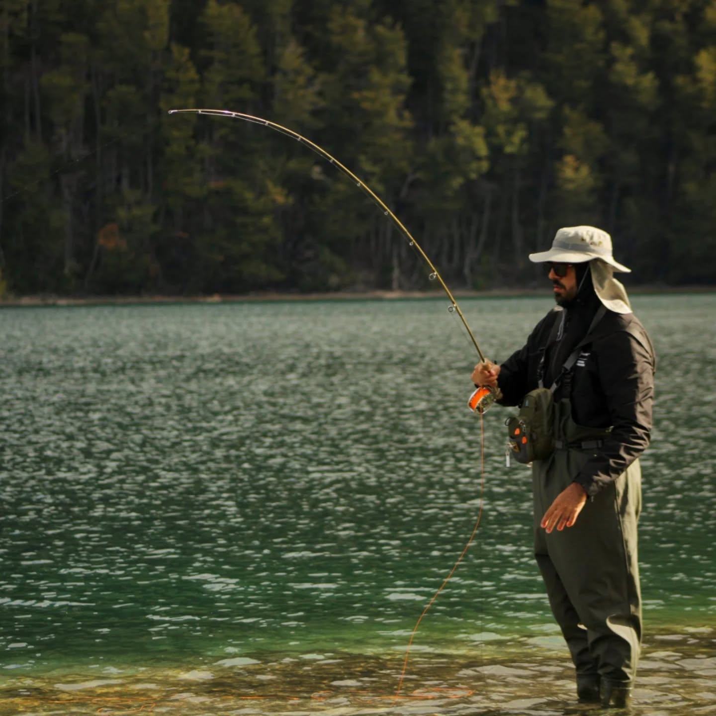 Noviembre en su máximo esplendor: buen clima, excelentes capturas y una temporada que viene mostrando todos sus matices.
Cada día en el lago es distinto, único… y noviembre nos está regalando jornadas que quedan grabadas: mañanas calmas, tardes de viento lleno de historias y truchas que sorprenden en cada rincón.
Un día de pesca en la Patagonia es mucho más que buscar un trofeo.
Es dejar que el tiempo afloje, respirar profundo, elegir la mosca correcta y escuchar al lago cuando te habla en silencio.
Es ese mate en la costa, las risas entre lances y esos momentos donde uno siente que todo encaja.
Esta temporada está siendo especial, auténtica, llena de emociones y capturas inolvidables.
Y queremos invitarte a vivirla:
vení solo, en familia o con amigos… la experiencia siempre te encuentra.
.
.
Amarra ⚓ @puertoelma
.
#FlyFishing #PescaEnLaPatagonia #PescandoLaPatagonia #FishingLife #CatchAndRelease #Truchas #PatagoniaArgentina #OutdoorLife #NatureVibes #FishingMoments #LagoTraful #VillaLaAngostura #AventuraPatagónica #PescaConMosca #Puyenes
