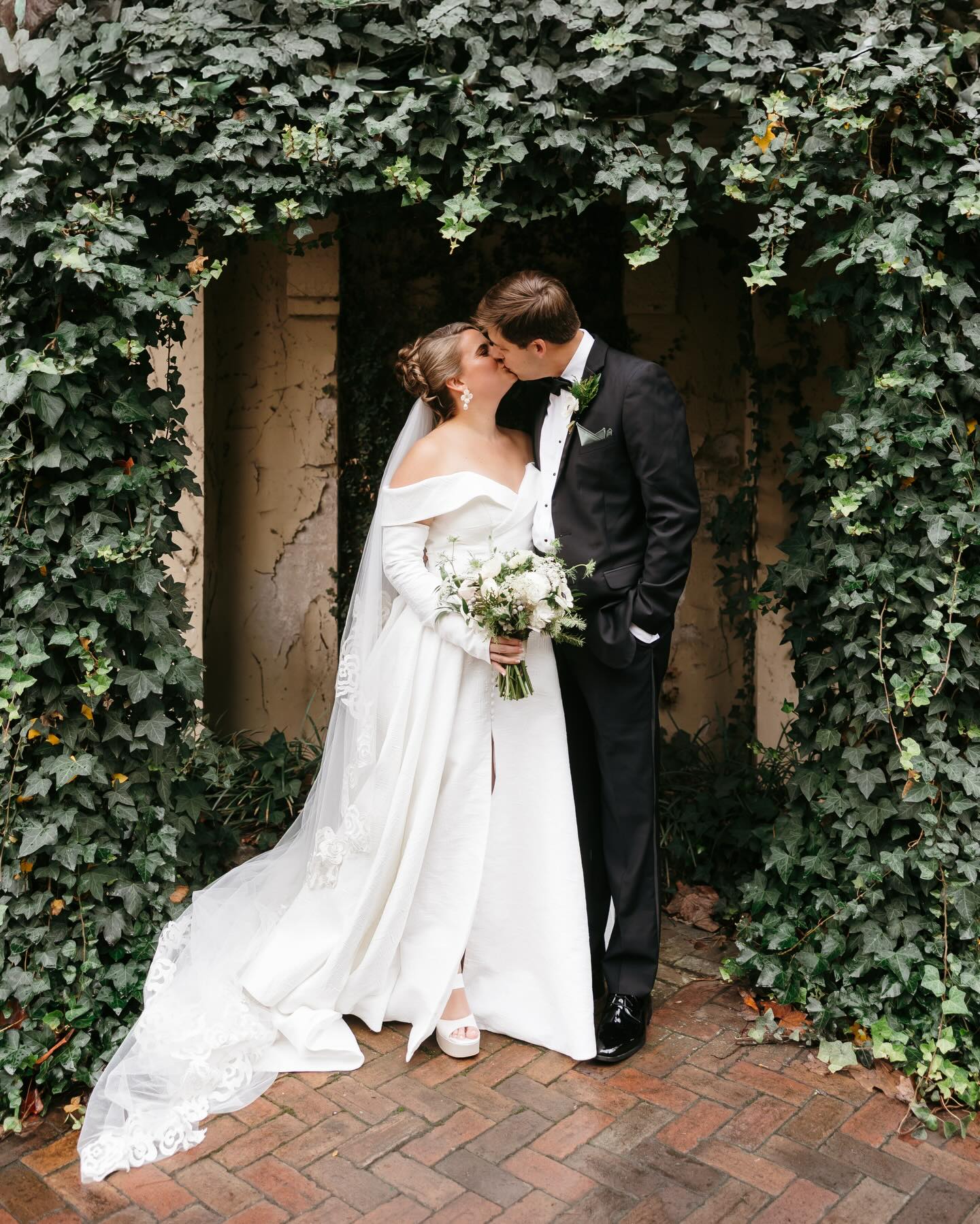 K a i t l y n + W a l k e r
If December weddings are a mood, this was a masterpiece. Artfully crafted by @briarwoodblooms and brought to life by the cheer of loved ones, Mr. & Mrs. Summers are SO loved!! A chapel tucked beneath the oaks and rain-soaked streets, Savannah gave these two a holiday love story that feels poetic in nature and timeless in tradition. Cheers to these newly weds!!! MANY more moments to share from this special day!! #ashlyncatheyphotography