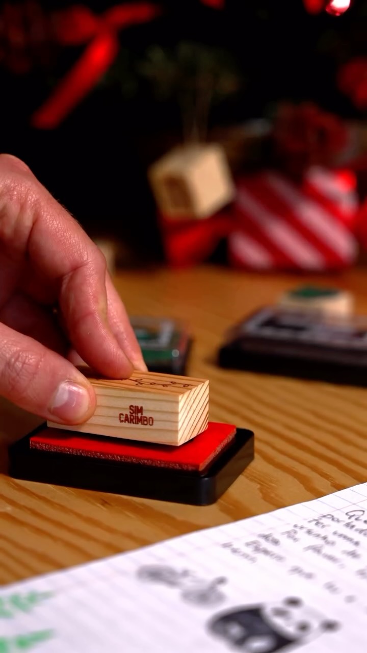 Carta escrita. Pedido feito.
O Pai Natal que se prepare, este ano os carimbos vão com tudo🎅💌