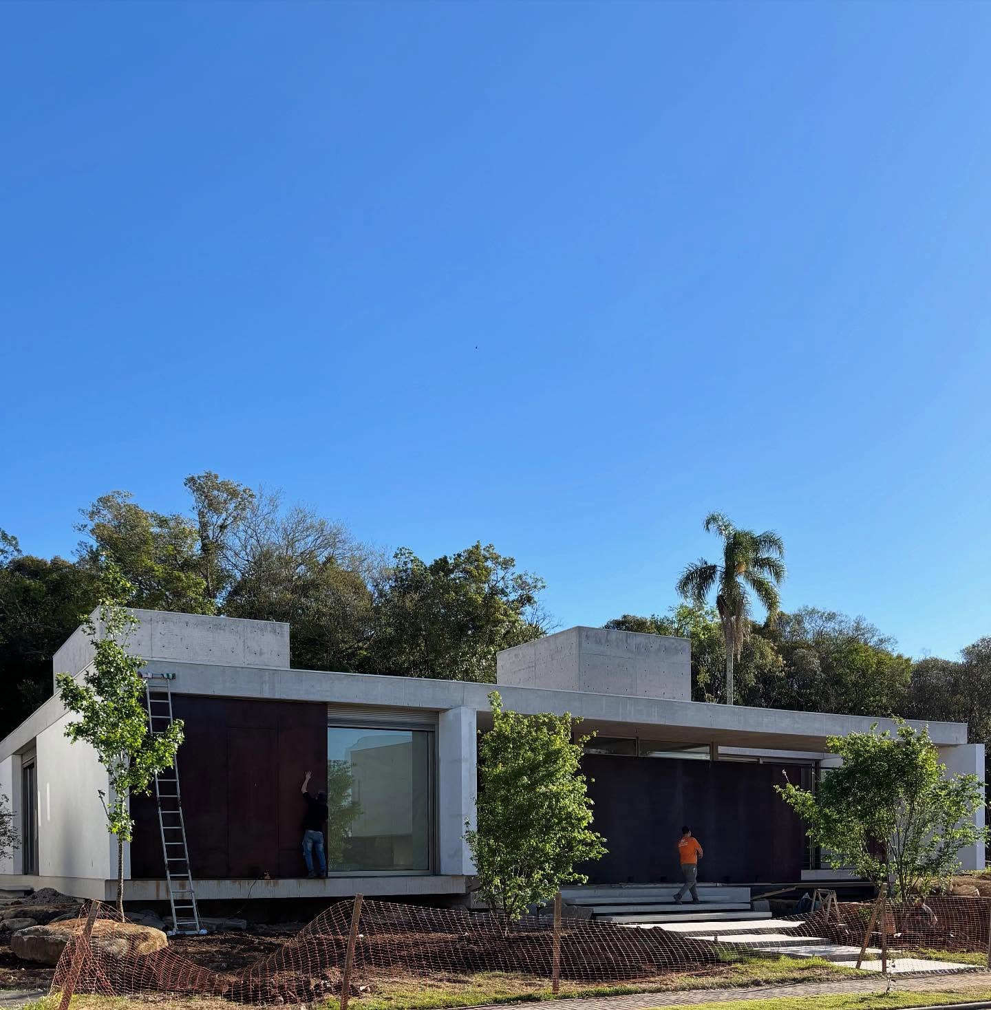 Casa Sassi, em construção. Galeria 733.
Caxias do Sul, RS
#architecture #corten #archlovers #acero #acocorten #concretoaparente #summervibes #arquitetura #brazilianarchitects
_____________________________________________
+55 51 99606-0497
contato@galeria733.com.br
•
GALERIA 733