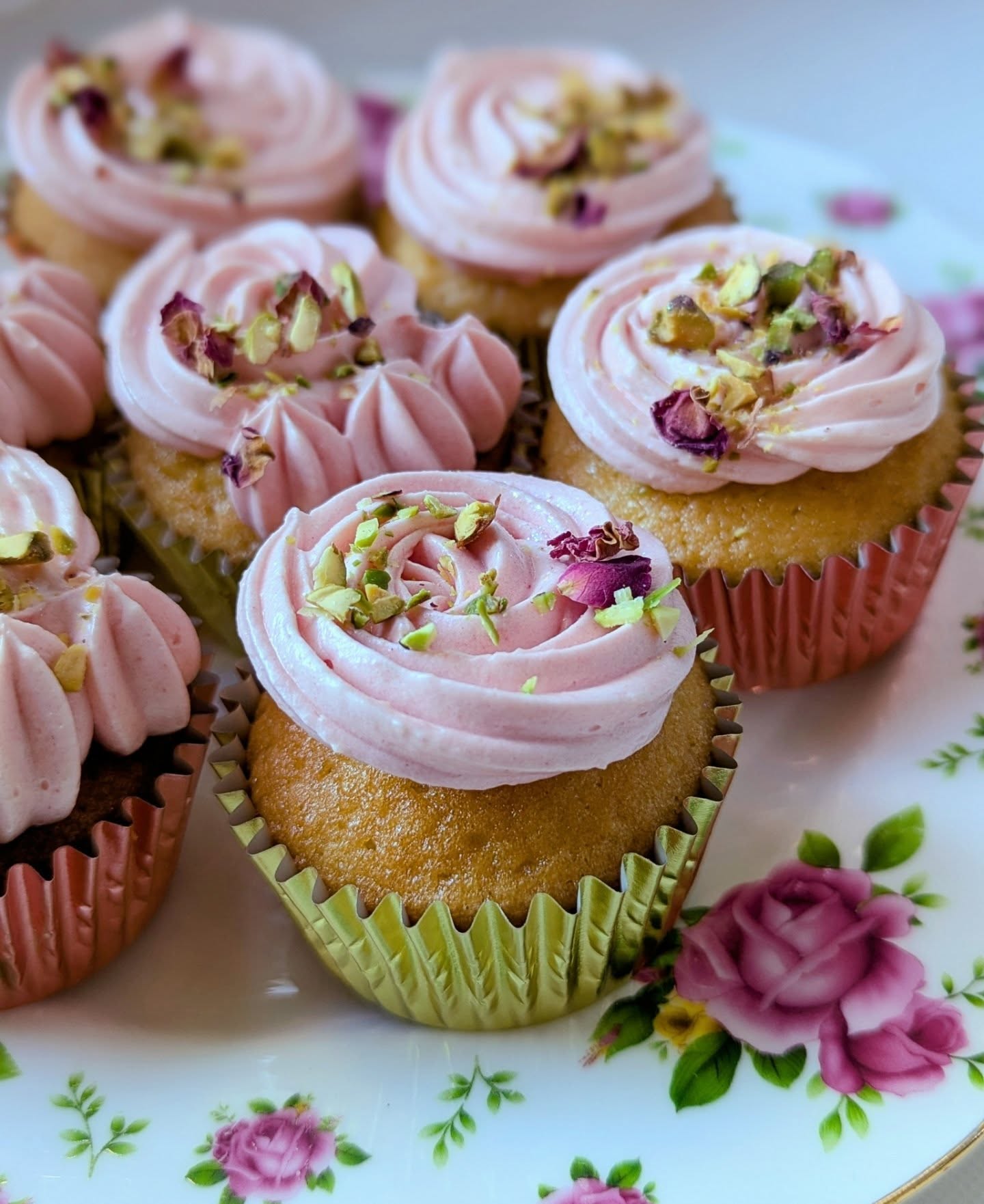 These were divine ๐ Rose Pistachio Cupcakes โจ Vanilla sponge, rosewater swiss meringue buttercream, with a little peekaboo of pistachio ganache hidden inside ๐คญ so good to bake after some time away from it โจ #prismbakes #cupcakestagram