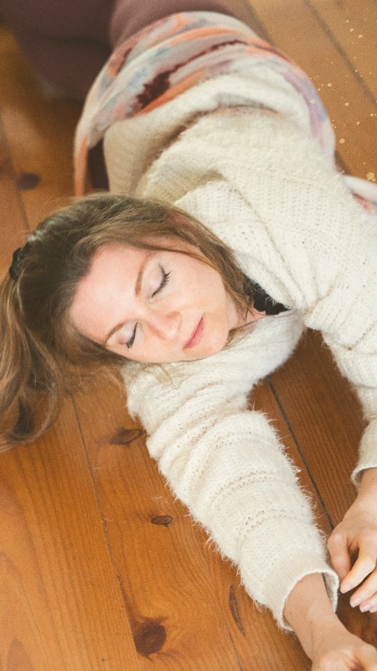 Há percursos que nos surpreendem.
E há caminhos que simplesmente nos comovem. 💍
A Sabrina (a belezura que está na foto da capa deste reels) fez parte da 4.ª edição da Especialização em Movimento Terapêutico. Chegou de mansinho, com mil ideias na mente, com vontade de abraçar tudo ao mesmo tempo… e, passo a passo, encontrou o fio que tudo unia dentro dela. No projeto final, apresentou um trabalho de um mérito incalculavel - profundo, sensível, cheio de verdade e que falava tanto dela e por ela! Que orgulho sentimos! ❤️🌸🙏🏻
Estas imagens são do último grupo, tão especial e tão bonito de acompanhar. Cada um deles, cada processo… uma história inteira a transformar-se diante dos nossos olhos. 💕
É uma bênção para nós as duas, testemunhar estes caminhos que se desenrolam com coragem, entrega e alma.
Com Amor e Sorrisos,
Lisa & Joana
----
📌 Agenda
🌀 Especialização em Movimento Terapêutico – 5.ª edição
Formação Presencial · Porto
Março a Junho de 2026
Inscrições a decorrer
💃 Curso de Facilitador em Movimento Consciente & Dança Expressiva – 2.ª edição
Formação b-learning · Porto
Março a Maio de 2026
Inscrições abertas
📎 Mais informações e inscrições: link na bio
📸
A captação dos vídeos é da nossa Cris e o Reels é da Karen.