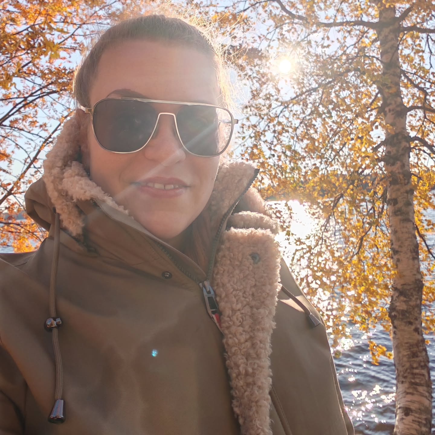 Hypnoterapeuttisi Mirika tässä moi ❣️
Miten todellisuuden taivutusta tehdään uskomuksia ja energiaa uusiksi muotoilemalla?
Todellisuuden taivuttaminenhan ei ole kirjaimellista fysiikan lakien muuttamista, vaan psyykkisen, neurobiologisen ja käyttäytymis- ja toimintateknisen todellisuuskokemuksen muokkaamista tietoisesti niin, että elämäsi alkaa järjestyä uuden sisäisen rakenteesi mukaisesti.
🧠 Alat tehdä uusia havaintoja todellisuudestasi, ikää kuin nähdä asiat uudessa valossa. 🧠
Prosessi voidaan selittää psykologian, neurotieteen, energiapsykologian ja valmennustyön termeillä ja silti se voi tuntua käytännössä maagiselta, koska sen vaikutus on todellisuudessa niin kokonaisvaltaista.
🧬 Alat nähdä mahdollisuuksia, joita ei ennen nähnyt.
🧬 Alat toimia tavalla, joka avaavat uusia kokemuksia.
🧬 Alat vaikuttaa muihin ihmisiin syvemmästä turvallisuuden ja selkeyden tilasta käsin.
🧬 Alat valita eläväsi linjassa sen kanssa, mitä todella haluat.
🧬Alat olla "järjestelmällisesti tai synkronisesti" oikeassa paikassa oikeaan aikaan.
Tämä on käytännössä...
🧠 neuropsykologiaa
🫀 kehotietoisuutta
identiteettityötä
❤️ tunne-energiaohjausta
🫁 hermoston uudelleenkalibrointia
Kun uskomuksesi itsestäsi ja elämästäsi muuttuu, koko havaintokenttäsi muuttuu.
Uudet havaintokokemuksesi alkavat näkyä päätöksissäsi, kehonkielessäsi, sosiaalisissa vuorovaikutuksissasi, mahdollisuuksiin tarttumisissasi ja elämäsi synkronisuudessa.
Universaalit lait hypnoosivalmennuksen viimeiset online-illat torstaisin joulukuussa:
🗓 To 4.12 klo 18–19.30 | Akashan laki
🗓 To 11.12 klo 18–19.30 | Transformaation laki
🗓 To 18.12. klo 18–19.30 | Rakkauden laki
Valmennushetkissä saat henkilökohtaista ohjausta, ryhmän energian tuen ja opit hypnoosin avulla palauttamaan tietoisuutesi, kehosi ja mielesi yhteyden.
Saat syviä oivalluksia siitä miten haluat uudelleenmuotoilla uskomuksia itsestäsi ja energiastasi ja tuo arkeesi niitä asioita, jotka tukevat ideoitasi todellisuutesi muotoilusta.
Voit osallistua yksittäiseen sessioon online livessä tai katsoa tallenteen omassa rauhassasi myöhemmin.
❣️ omamo.fi ❣️
#akasha transformaatio #rakkaus
