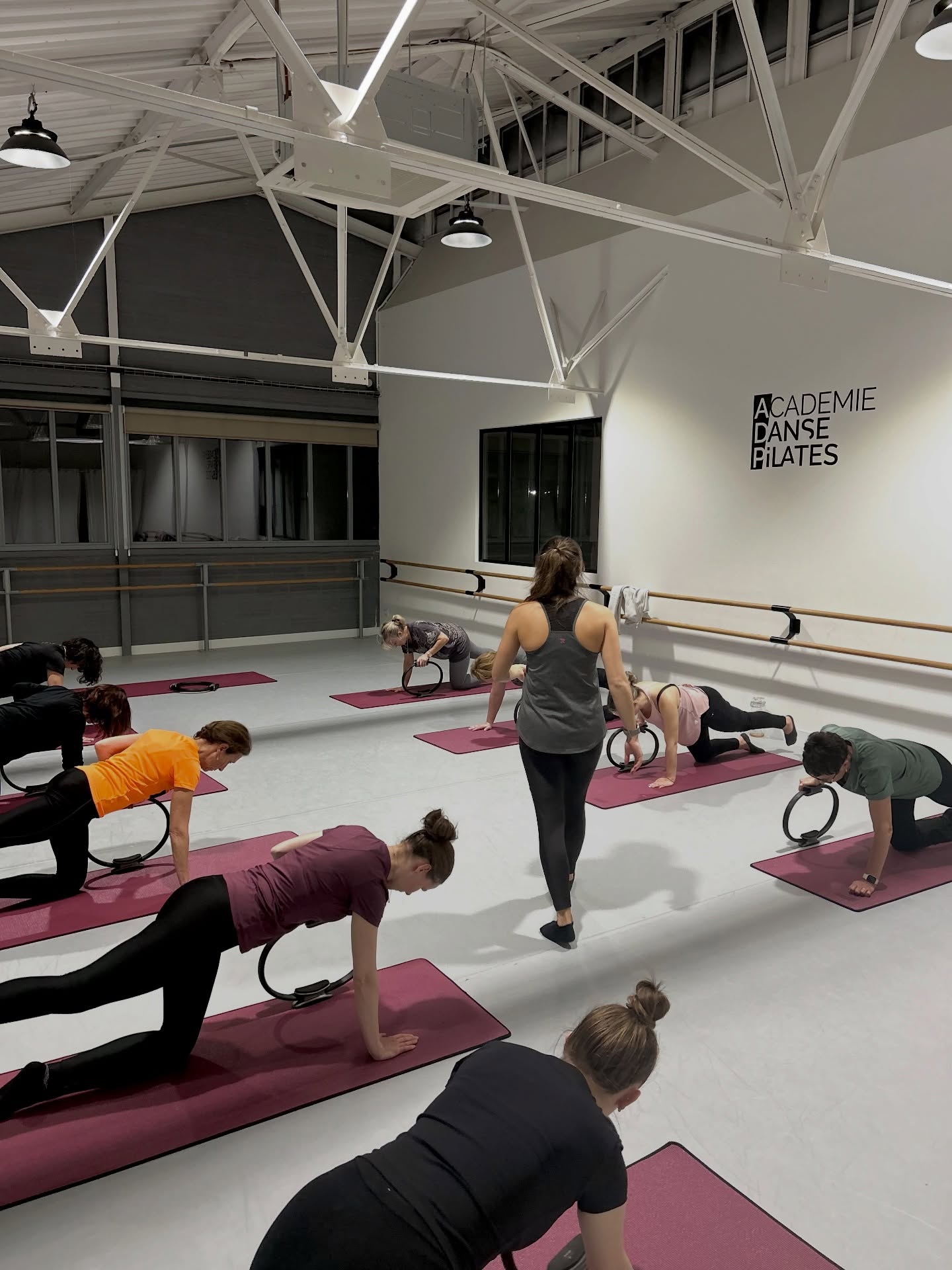 Tu sais que c’est la grosse illusion du début d’année ?
Janvier n’a jamais rendu personne plus motivée. Sorry…
Et on sait de quoi on parle hein ! 🫣 Les cours qui désertent 3 semaines avant la fin de l’année et qui ne se re-remplissent pas pour autant en Janvier.
Tous les ans, on se pose la question : pourquoi ces gens qui payent, ne viennent plus ?
Je suis débordée…
Je n’ai pas l’énergie (grosse flemme)…
Je m’y remettrai quand… j’aurais eu ou fait ceci, cela…
Je me sens nulle…
Il pleut…
Il fait froid…
Le summerbody c’est pas tout de suite, vive les raclettes… 🤪
✋🏼 STOP.
Tu veux la vérité ?
En vrai, tout ça c’est un peu bullshit. On a juste tous un super cerveau partisan du moindre effort Et si tu crois que le mois de Janvier va le réveiller… ❌
Un cours par semaine suffit pour relancer la machine.
Bloquer un RDV pour toi dans ton agenda ! Un seul.
En plus, tu as le choix :
👉🏼 Des cours le midi
👉🏼 Des cours en fin d’aprem
👉🏼 Des cours en soirée
👉🏼 Des cours le week-end
Pilates, Pilates Stretch Barre, Pilates Cardio, Stretching… difficile de faire plus simple 😅
Et on te glisse un teaser : on envisage des nouveautés pour la rentrée le lundi ! 👀
.
.
| academiedansepilates, pilates, bien-être, santé, charge mentale, bonnes résolutions, rentrée, mouvement, prendre soin de soi, reims, ville de reims, sport |