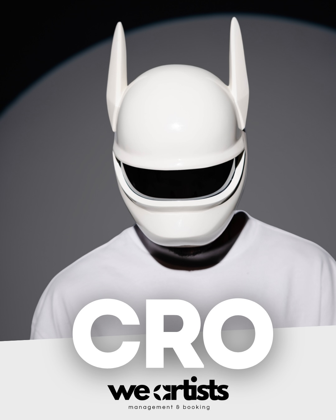 CRO | Social Media
2024/25 mit CRO war für uns ein absolutes Highlight.
Mit 300.000 verkauften Tickets, 27 Shows, der Cronicles Wintertour 2024 und den Sommer Open Airs 2025 durften wir zwei Tourneen als Social Media Management begleiten.
In dieser Zeit haben wir 70+ Videos produziert, 100k + neue Follower, 4,6 Mio Likes und 82 Mio Beitragsviews erzielt, wodurch wir die Community weiter aufbauten.
2024/25 war wild und für 2026 steht noch weitaus mehr an!
Stay tuned 🚀
📷| @maxhartmannphoto