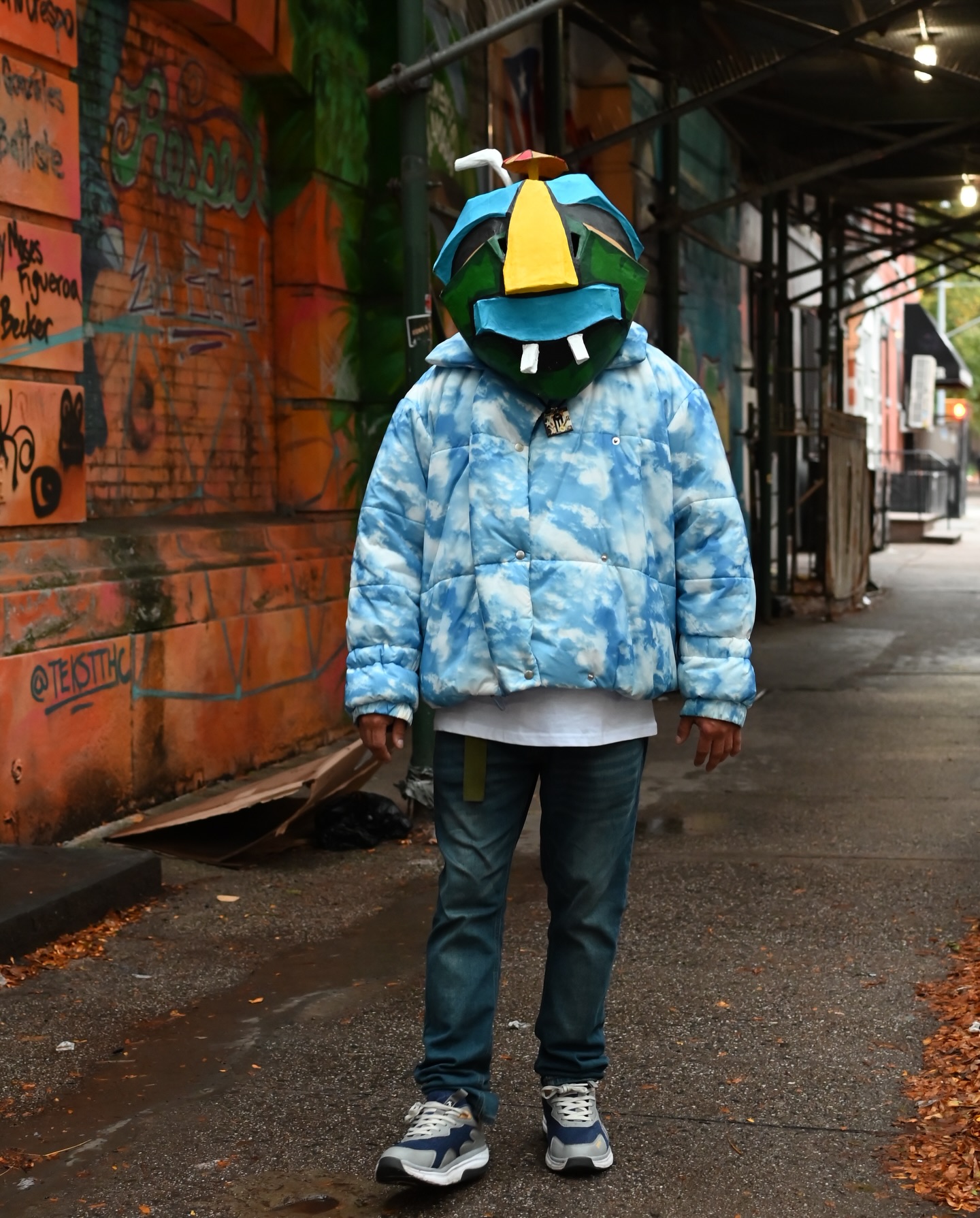 Coco pa los Locos ⚒️
Esta pieza ya es un clásico de la collection #Coconut🥥mask by @bebebambu88
Gracias al compa @g2rizo por modelar para nuestro Mask🎭Gang Expo & Workshops by #bebebambu
📸 photos and direction by @diana_nugu_ @nugu_playphoto
Deja que vean el grupo nuevo 👁️🔥👁️ Creando un movimiento en la ciudad🗽Llevando en alto la cultura!
Shoutout to @piraguaartspace The Dojo 🥷
Pendientes mi gente!
#newyorkcity #maskmaking #vejigante