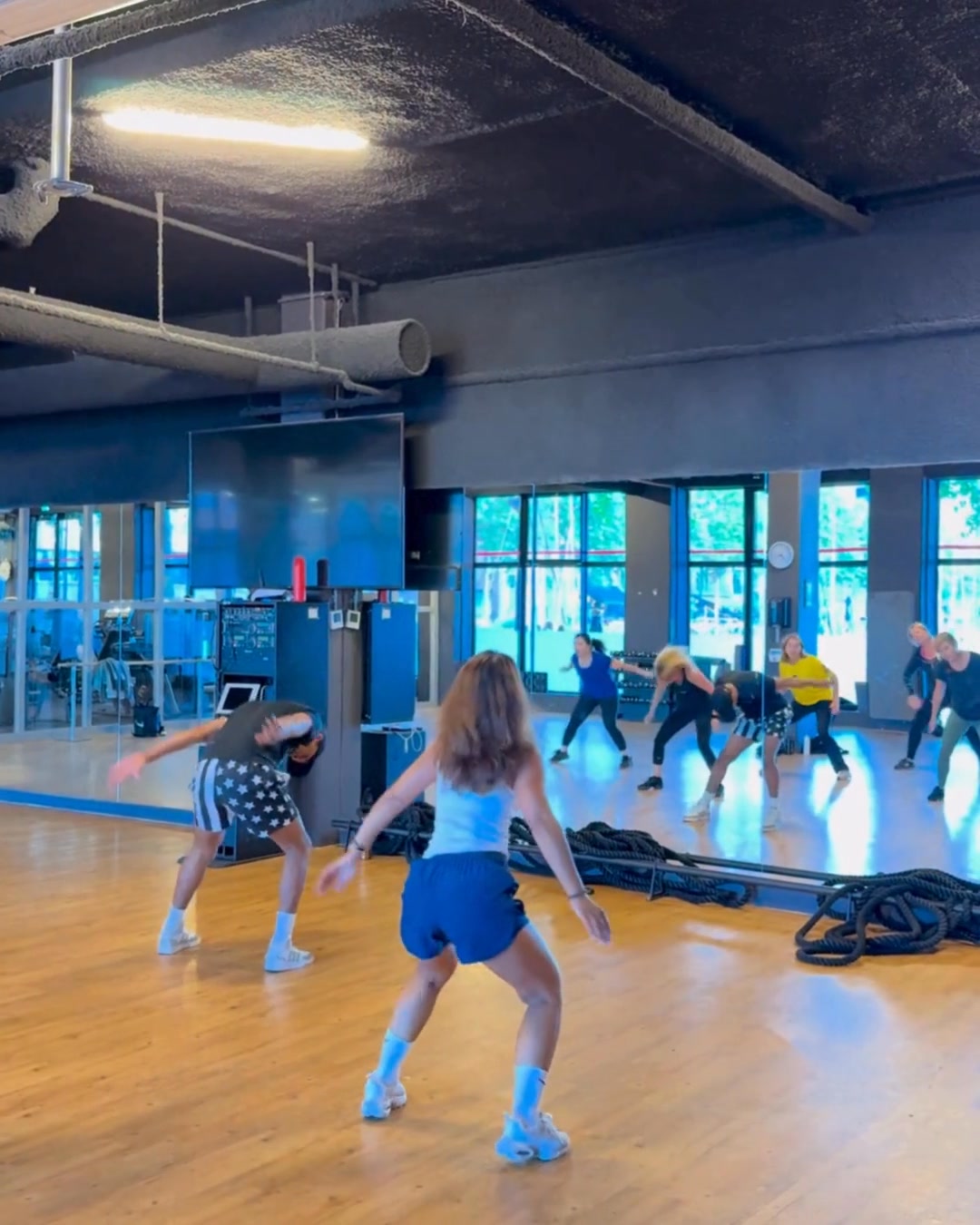 💃 Shake, smile & sweat tijdens onze zumbales! Elke dinsdag om 20:00.
Vergeet dat je aan het sporten bent terwijl je danst op de lekkerste latin beats.
Verbrand calorieën terwijl je danst en laat je meeslepen door de muziek en de energie van de groep!
Reserveer je plek and get ready! See you Tuesday!
#lifeandkicking #amsterdam #ijburg #zumba #zumbaamsterdam
