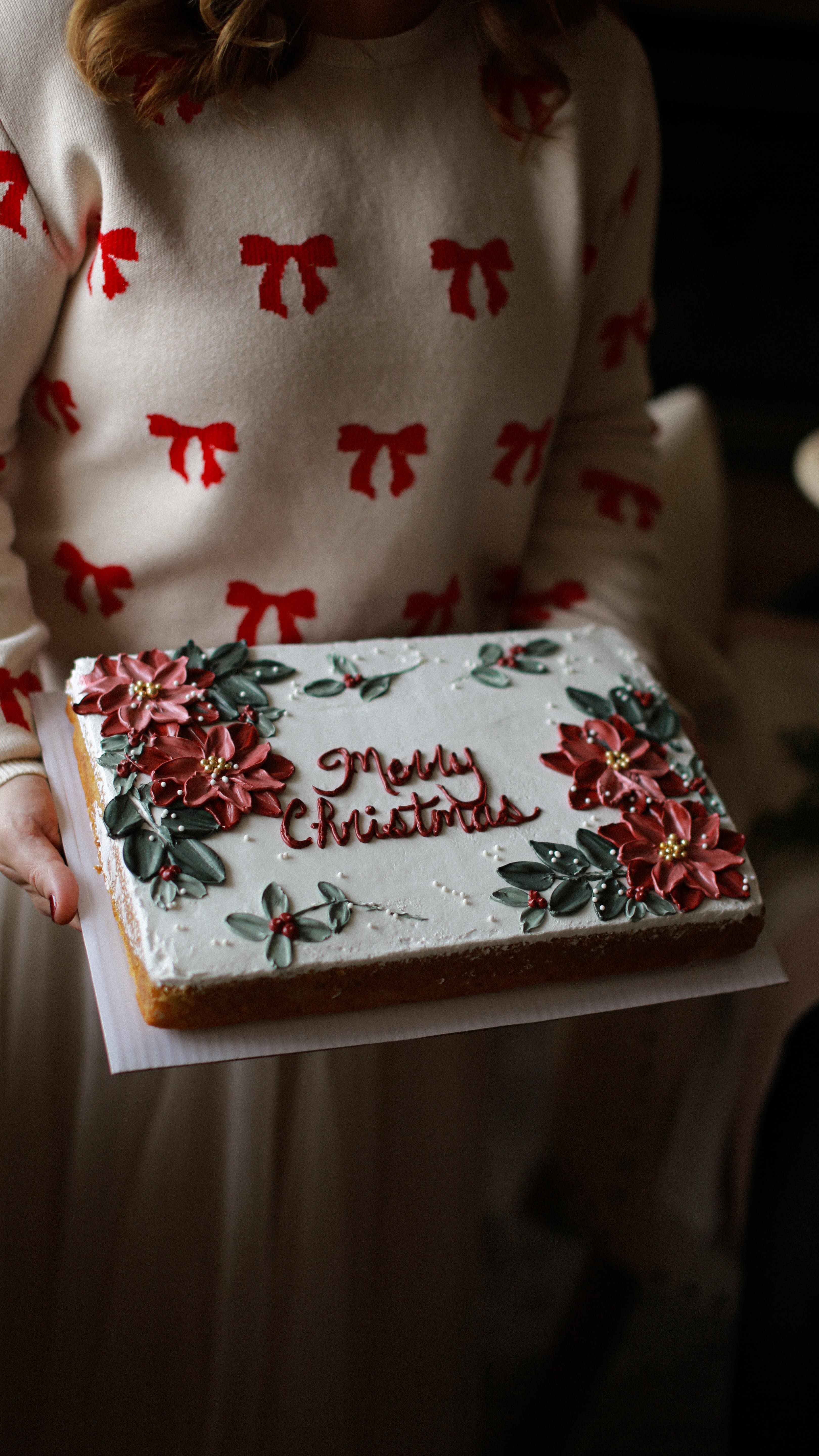 Some cakes are made for gathering…
The kind you place in the center of a long table,
where everyone cuts a slice as they laugh, talk, and linger. Simple, cozy, effortless, a dessert that feels like togetherness.
And then there are the cakes meant to be admired before they’re tasted…
The ones that look like they stepped out of a vintage Christmas card. Soft piping, heirloom details, a little moment of magic that turns the whole room warm.
Whether you’re craving ease or a centerpiece that feels like a story, there’s a cake for the way you want Christmas to feel! ♥️