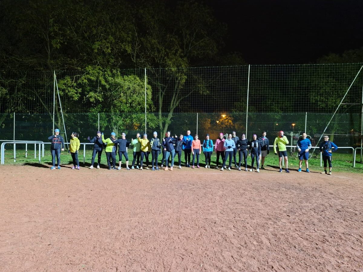 🔥 Retour sur nos séances de la semaine !
Mercredi, encore un super entraînement avec une belle énergie, des sourires et des jambes bien actives 💪
Et vendredi, notre traditionnel Bla Bla Run a encore tenu ses promesses : du run, du papotage, du partage… bref, tout ce qu’on aime 🥰👟
✨ Et n’oubliez pas…
📅 Demain, samedi 22/11, on vous attend toute la journée à la Foire de la Sainte-Catherine à Saint-Genis-Laval !
Venez nous rencontrer, discuter, découvrir nos actions… et passer un bon moment ensemble 🎡😊
#LesFouléesDeBeauregard #Entrainement #BlaBlaRun #RunningFamily #BonneHumeur #FoireDeLaSainteCatherine #SaintGenisLaval #SportEtConvivialité #OnVousAttend