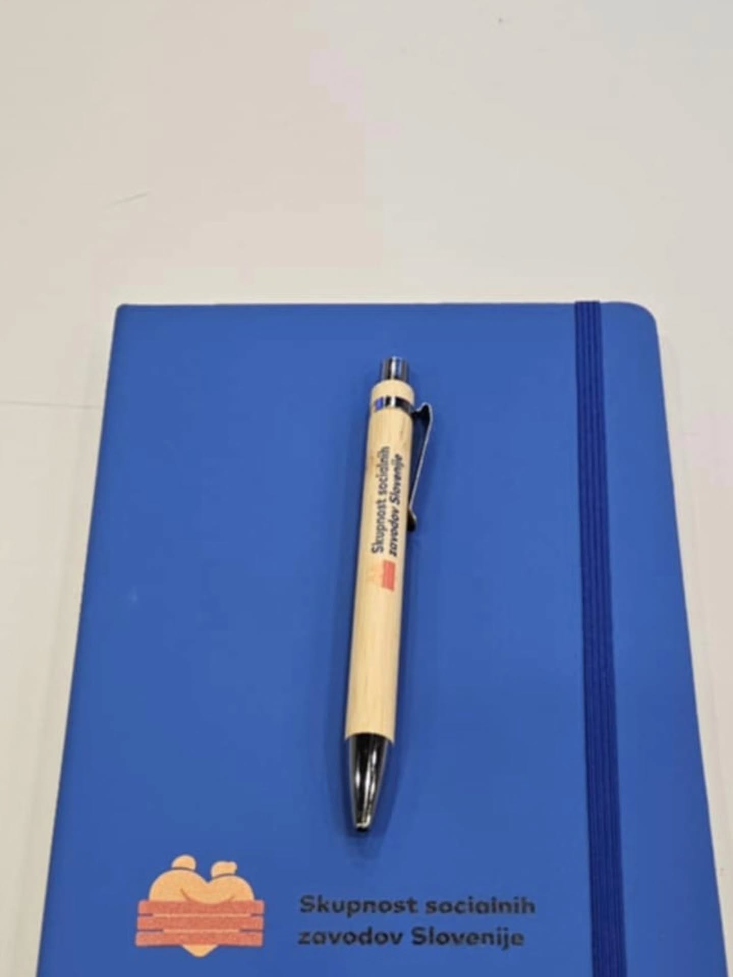 📓🖊️ Rokovnik in kemični svinčnik z vašim logotipom – detajl, ki pusti pečat.
Z obstojnim in natančnim UV tiskom poskrbimo, da bo vaša blagovna znamka vedno vidna, elegantna in profesionalna.
Popolno poslovno darilo za stranke, partnerje in zaposlene.
Vaš logotip. Vaš stil. Vaš pečat.
📩 Naročila v DM
#uvprint #promocijskadarila