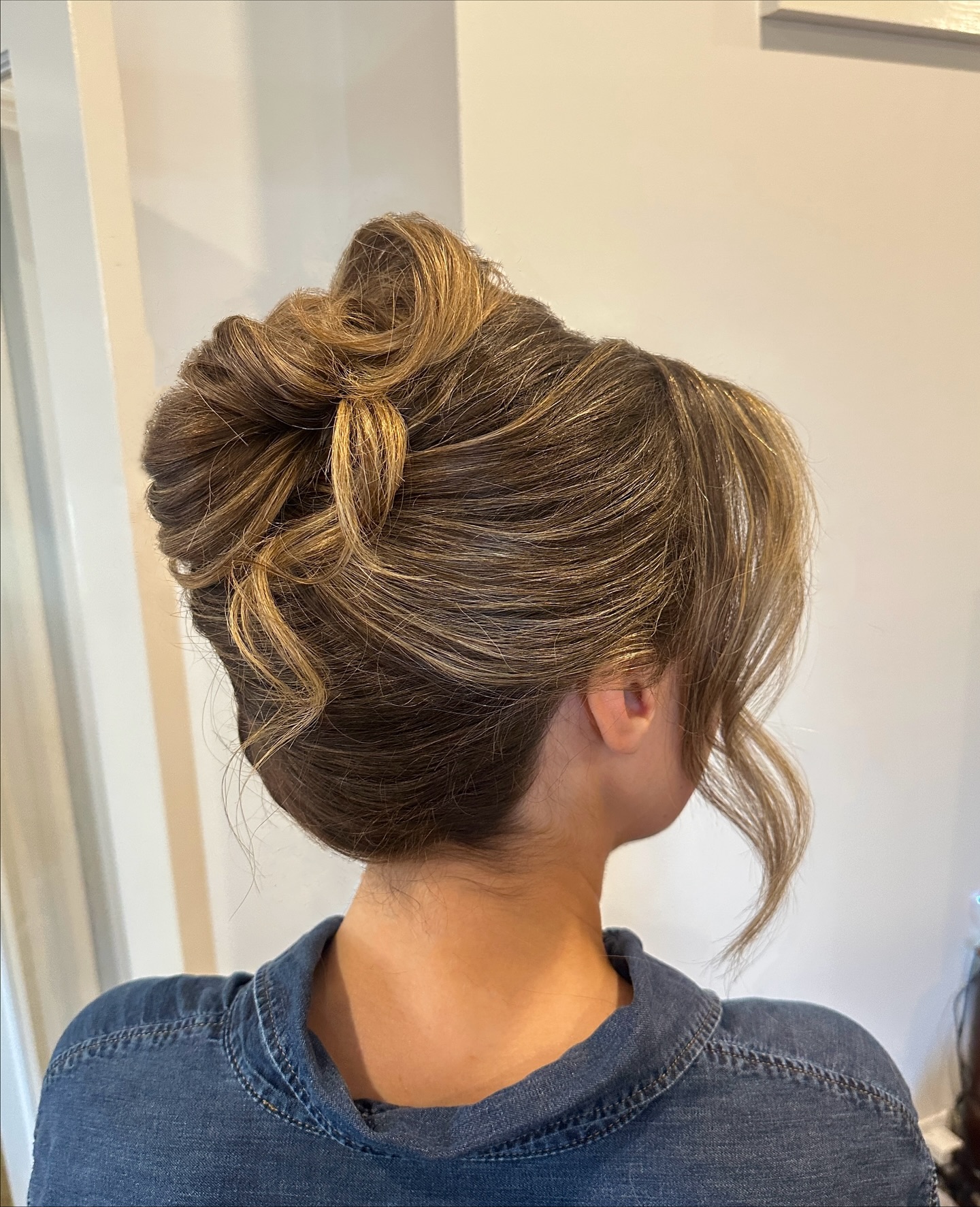 Created this effortless gorgeous high bun French twist for my bride today! 💖
Products used:
@kenraprofessional heat protection spray
@schwarzkopfpro tame wild
@colorwowhair style on steroids
@designmehair puff me
@sexyhair non-aerosol hairspray
@ghd_northamerica curling iron
SHARE this with a future Bride + SAVE for your hair inspo! ✨
DM or click the link in the bio to book! 📩
#colourationsmakeup
Luxury wedding makeup and hair
Kingston Ontario makeup artist
Kingston Ontario hairstylist
Prince Edward County makeup artist
Prince Edward County hairstylist
1000 islands makeup artist
Quinte West Ontario makeup artist
Eastern Ontario makeup artist
Ottawa makeup artist
Kingston Ontario airbrush makeup artist
Prince Edward county airbrush makeup artist
Soft glam makeup, natural bridal makeup, flawless natural bridal beauty, bridal makeup and hair, flawless airbrush makeup, wedding party makeup and hair, kingston wedding vendors, prince Edward county wedding vendors, 1000 islands wedding vendors, bridal makeup inspiration, wedding makeup inspiration, wedding hair, wedding makeup
High bun updo, modern French twist updo, effortless high updo, 90’s style high updo
