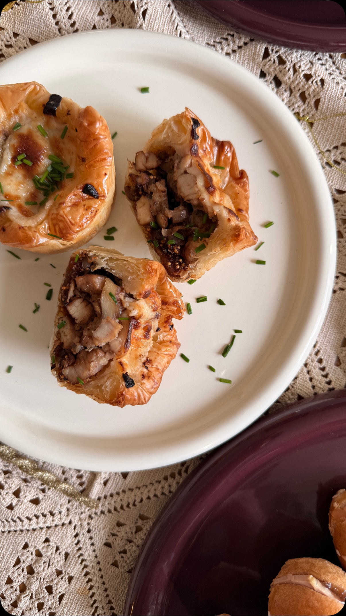 🪹NID DE FILO ~ Croustillante filo à la dinde, béchamel de yaourt grec & figues séchées.🎅🏽
⏳Dans tous nos traiteurs jusqu’à la fin de l’année!
.
.
.
.
.
.
.
.
.
#evievane #dinanikolaou #faitmaison #traiteurgrec #traiteur #restaurant #restaurantparis #restaurantgrec #mezzes #collegeculinairedefrance #lefooding #timeout #anousparis #greekfood #healthyfood #catering #pita #souvlaki #gyros #tarama #feta #food #bestrestaurantparis #spitiko
#EviEvane #CateringGrec #TraiteurParis #SaveursDeGrèce #ÉvénementGourmand