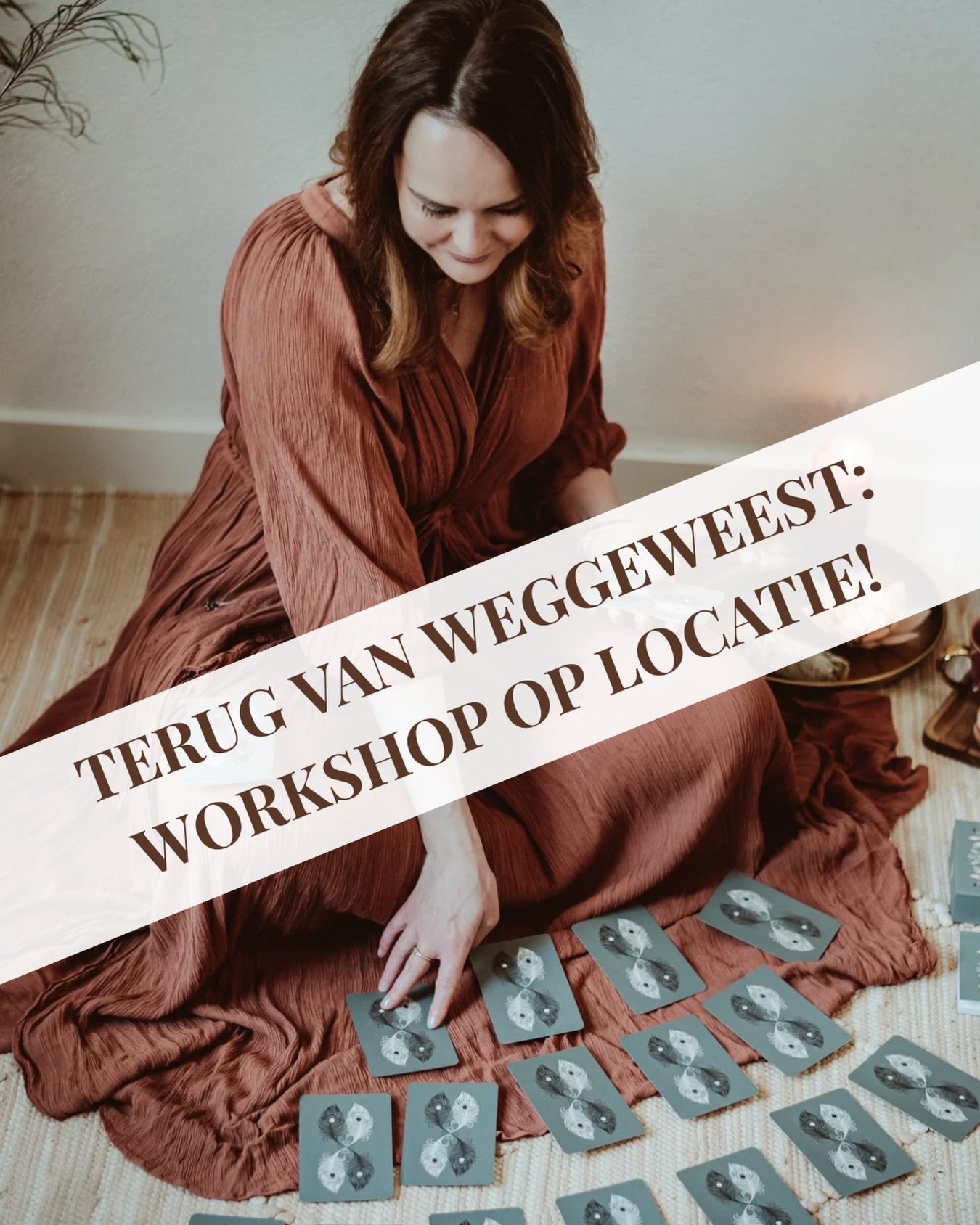 💫 Terug van weggeweest 💫
Afgelopen weekend vroeg oud-deelnemer @sier_en_zoet of ik in het nieuwe jaar weer live tarotworkshops ga geven… “Toevallig” had ik zelf laatst precies dezelfde gedachte: dat ik het werken met een groep, op een mooie locatie, écht miste. En laat zij nu sinds kort een prachtige workshoplocatie hebben 🤩
En toen ging het ineens snel. Heel snel. Van een eerste spontane ingeving naar een volledig concept dat precies klopt met hoe wij allebei het liefste werken: bezield, hoogwaardig, verfijnd en tot in de puntjes verzorgd 👌🏻
Lisette verzorgt niet alleen de locatie, maar ook een heerlijke lunch en een setting waarin jij volledig kunt landen en je helemaal kunt richten op je eigen proces. Waardoor ik kan doen wat ik het liefste en beste doe: je meenemen in de wereld van tarot en de diepere lagen van het bewustzijn.
In deze toegankelijke en gelaagde workshop ga ik je stap voor stap begeleiden bij het leggen én duiden van je eigen tarotlegging. Voor deze bijzondere editie werken we met een thema: bewuste intentie. En dat is ook geen toeval, zo aan het begin van een nieuw jaar en een nieuw avontuur 😊
Dit wordt geen workshop waarin je alleen iets leert. Dit wordt een volledig verzorgde ervaring waarin je een helder ankerpunt creëert voor de rest van jouw nieuwe jaar.
📍 Waar: Aalsmeer
📅 Wanneer: Zondag 25 januari 2026
🕦 Tijd: 11.00 - 15.00 uur
Om een veilige bedding te creëren en iedereen voldoende persoonlijke aandacht te kunnen geven, zijn er slechts 10 plekken beschikbaar.
Wil jij erbij zijn? Laat het me weten in de comments of stuur me een DM. Dan ontvang je als eerste alle informatie zodra de inschrijving opent.
#tarotnederland #tarotworkshop #tarotkaarten