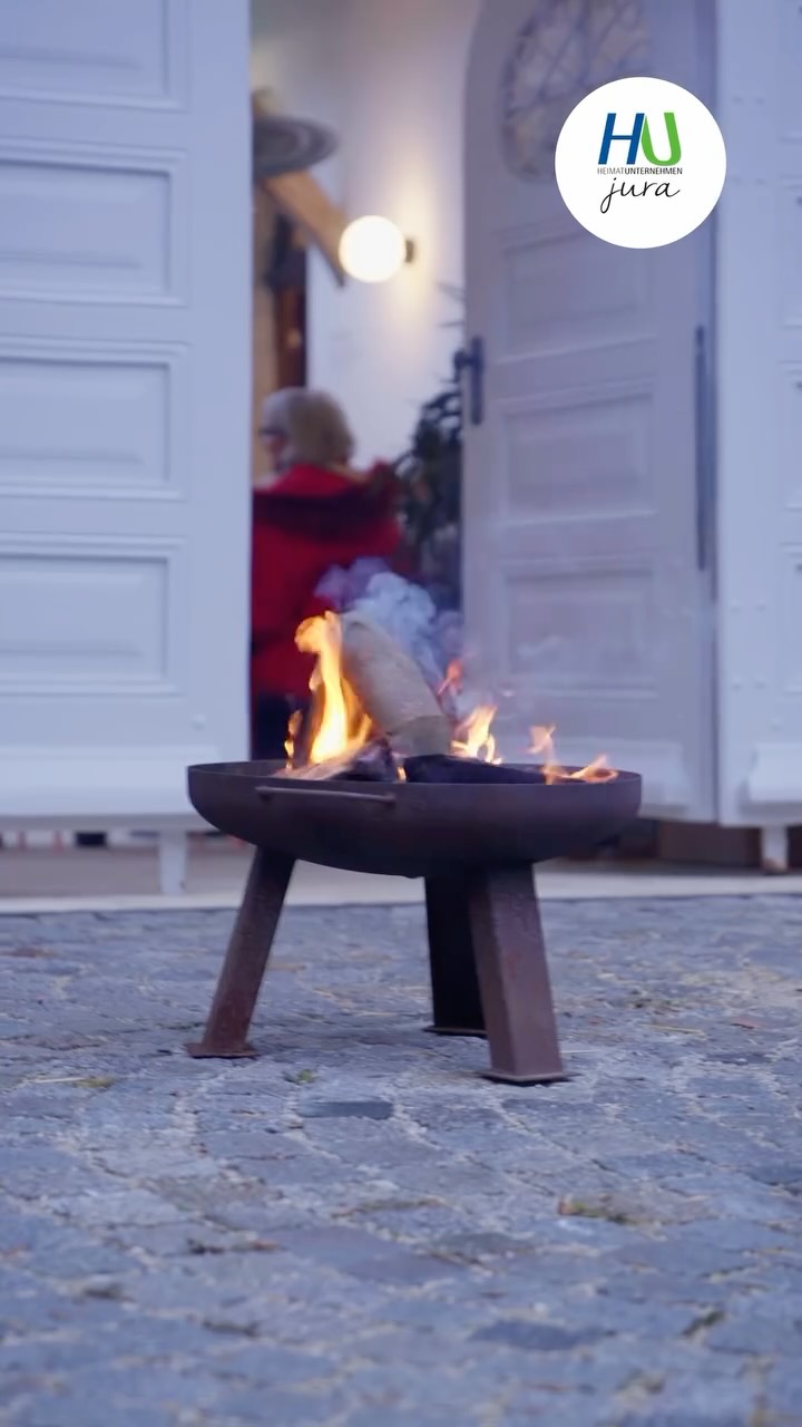 Eindrücke von unserer Hofweihnacht im Engelwirt ✨
Wir sagen Danke an alle beteiligten HeimatUnternehmen für ihr tolles Engagement 💛
Gemeinsam konnten wir ein stimmungsvolles und inspirierendes Event auf die Beine stellen - mit liebevoll gestalteten Mitmach-Aktionen, besonderen regionalen Produkten und vielen schönen Salongeschichten.
Wir freuen uns schon jetzt auf das nächste gemeinsame Erlebnis 🤩 🌟
🎥@kunstwerk_media
#heimatunternehmen #Hofweihnacht #hujura #heimatliebe #netzwerk @grosswiesenhof.eventscheune
@neumarkter.lammsbraeu
@tante_schlemma_laden
@better_call_kopp
@alter_pfarrhof_1738_wissing
@visionaerekinesiologie
@buergerstiftung_neumarkt
@sternwarte.neumarkt
@albert.fueracker
@stauden_schneider
@bleimerschloss
@metzgerei_hummel
@seger745
@fotohelden_neumarkt
@engelwirtapartments