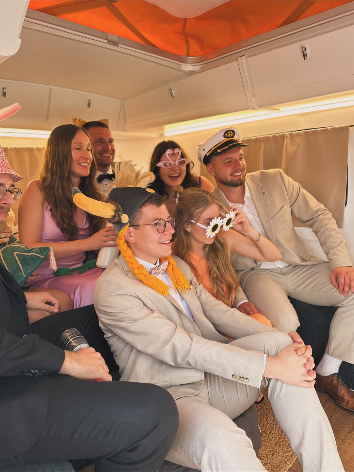 ✨ Unser Fotowägelchen ist ein echtes Multitalent:
Ob stilvoll ohne Accessoires oder völlig verrückt und ausgeflippt – es macht jeden Spaß mit! Macht eure Bilder zu etwas ganz Besonderem und schafft Erinnerungen, die bleiben. 📸💫
#Fotowägelchen#Fotowagen#Fotobox#Fotografie#Eventfotografie#Hochzeit#Geburtstag#Taufe#Firmenfeier#Veranstaltung#Event#Hochzeitsfotografie#Fotoerlebnisse#MobileFotografie#Fotoboxmieten#Eventplanung#Erinnerungen#Momentefesthalten#Unvergesslich#Oberfranken#Franken#Bayreuth