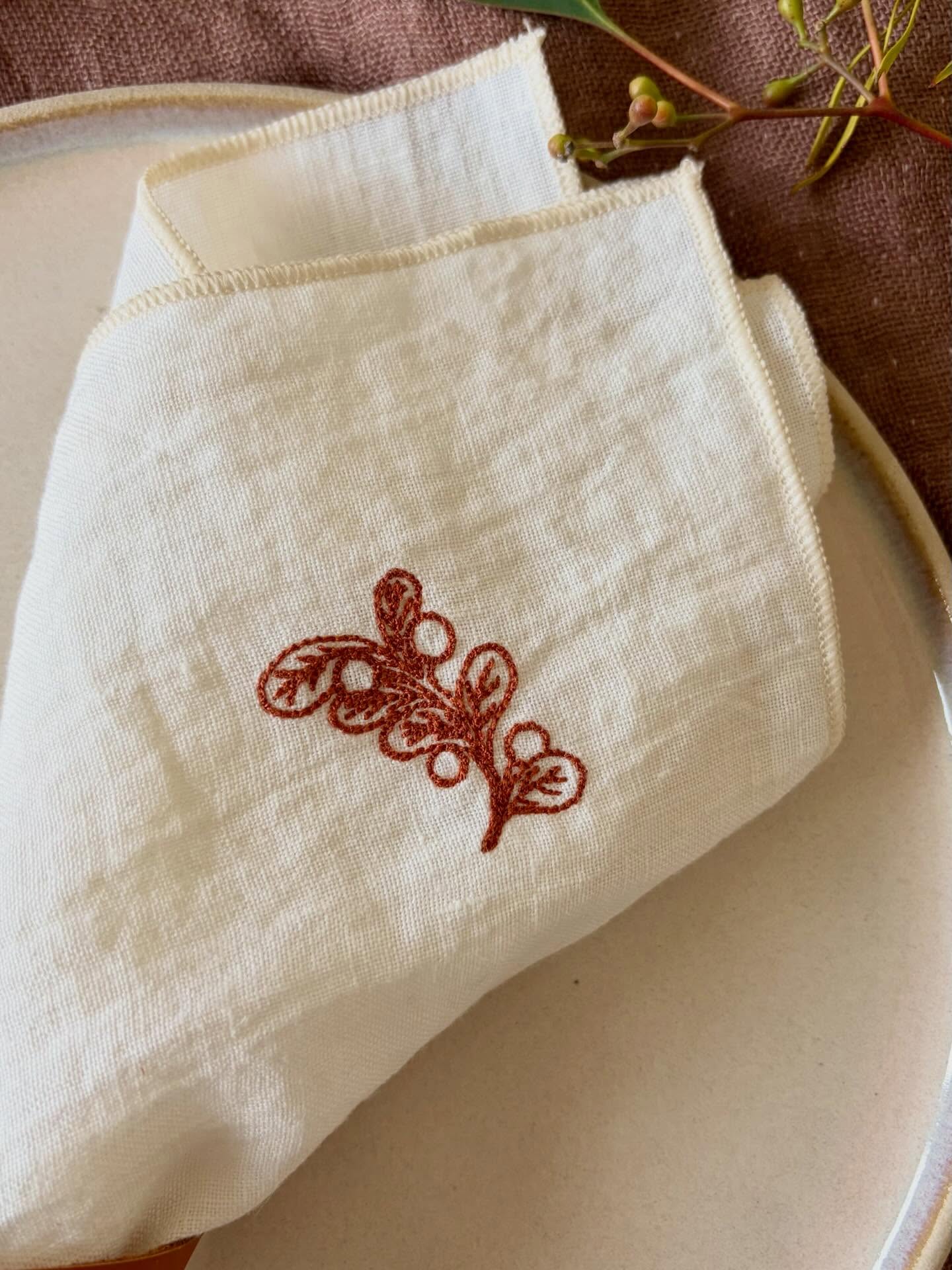 Ce que peu de gens savent…
c’est le temps qu’il faut pour préparer un événement comme celui-ci.
Des heures à coudre, imaginer, associer, choisir les matières…
et surtout, à créer une ambiance où chacun peut ressentir cette chaleur réconfortante que le lin apporte si subtilement.
Parce que le lin, c’est ça :
une présence apaisante, un essentiel qui traverse les saisons
et accompagne nos moments précieux✨.
Ce week-end, tout cela prendra vie sur mon stand
avec du linge de table, de cuisine, de bain, des plaids enveloppants, des coffrets cadeaux… 🌿
Et comme toujours dans mon univers :
des pièces uniques ou produites en très petite quantité.
J’aime l’idée que celles qui choisissent mes créations repartent avec quelque chose que personne d’autre autour d’elles n’aura 🤩.
C’est ma manière de préserver la rareté, l’exclusivité,
et le sens profond du fait-main.
🎄 Je serai présente au marché de Noël de @hors_champs :
📍 Marché de Noël créatif et durable de Hors Champs - Ernage (Gembloux)
📅 Du 5 au 7 décembre 2025
⏰ Vendredi de 17h à 22h - Samedi de 11h à 20h et dimanche de 11h à 18h
Venez découvrir, toucher, ressentir…
Et trouver ce petit quelque chose qui apportera un supplément d’âme à votre intérieur,
ou à celui de ceux que vous aimez✨.
#linlave #pièceunique #editionlimitée #petitesséries #créationexclusive #artisandebelgique #faitmainavecsoin #lingeauthentique #decoessentielle #cadeauunique #horschamps #serviettebrodee