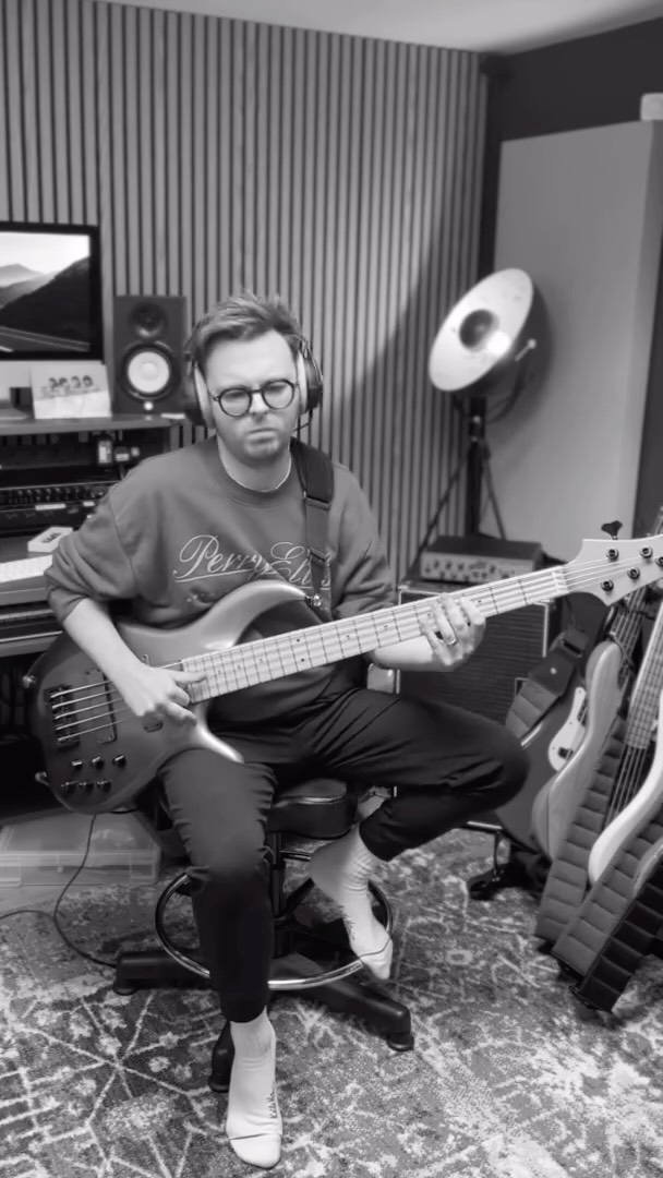 Nsfw: borderline dad bod absolutely ruins sabrina carpenter (again)
.
.
.
.
Feeling inspired to just (over) play music thanks to this stunning @fbassinc - the feel and sound are just ๐
.
.
.
#SabrinaCarpenter #MansBestFriend #Bass #SlapBass #FBass #BN5 #FBassBN5 #NanoCortex