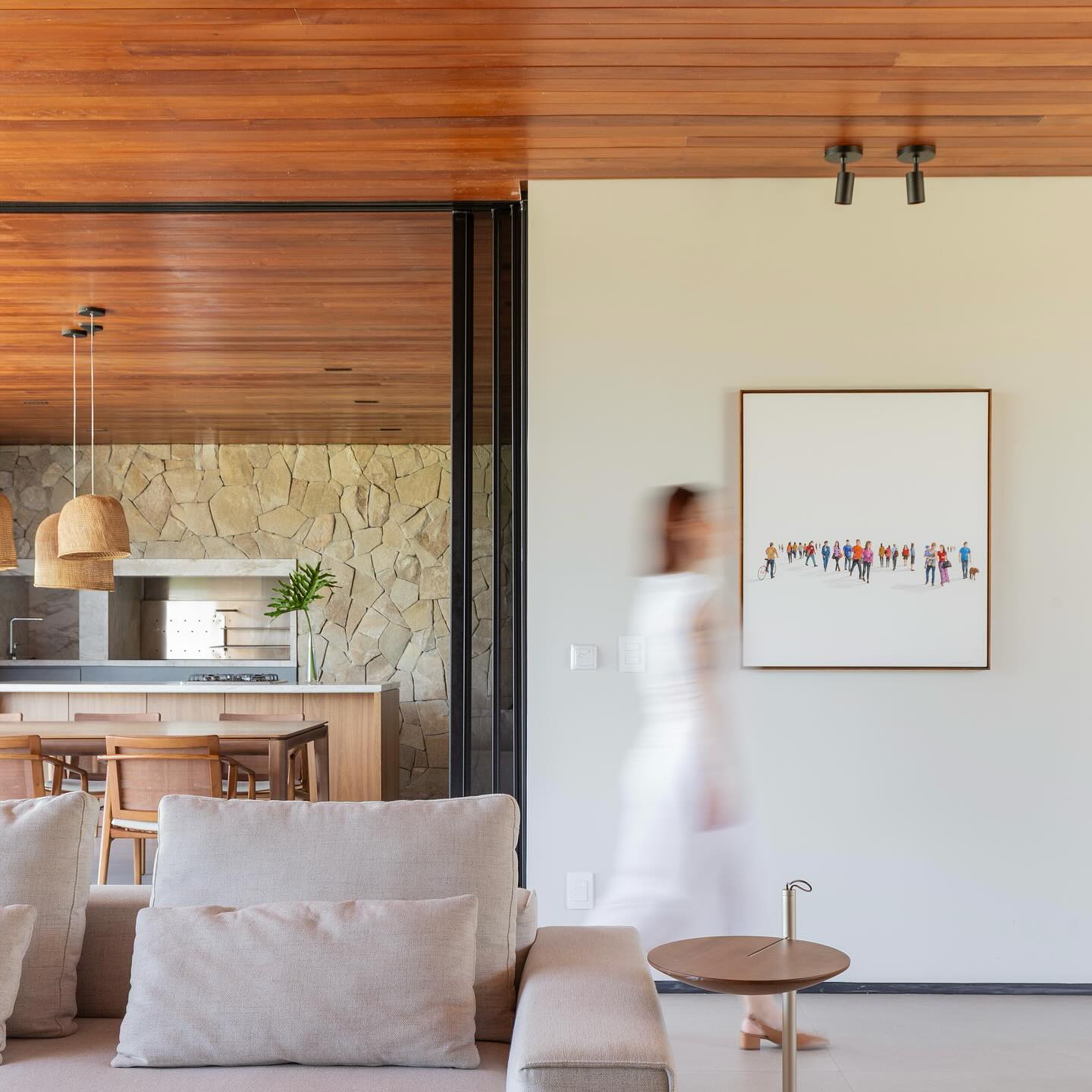 Casa Ilhas, Eldorado do Sul, RS BRA // Galeria 733
Foto: @donadussi
#architecture #interiordesign #archlovers #tetodemadeira #cozy #obradearte #pintura #brazilianarchitects #eldoradodosul #photo #interiorstyling #lifestyle
_____________________________________________
+55 51 99606-0497
contato@galeria733.com.br
•
GALERIA 733