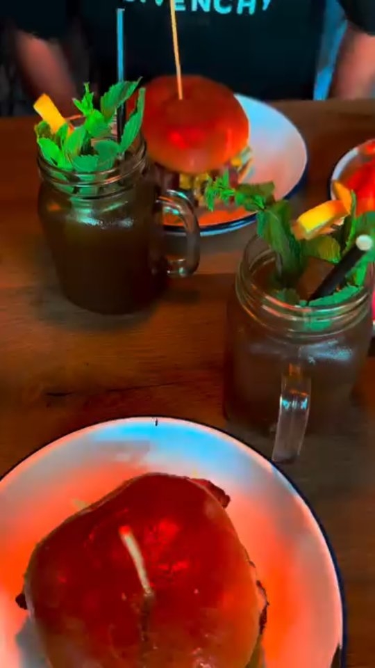 🍔 De ultimate burger craving komt hier vandaan...
TikTok-queen @jessy kwam langs bij Patty N Bun Maastricht en liet zien waarom wij de favoriete burgerplek van Limburg zijn 😍🔥
Kom proeven waarom iedereen het erover heeft 👀
📍 Maastricht | 🍟 Home of juicy burgers
📲 Tag je burger buddy & kom langs deze week – we zijn er klaar voor!
#pattynbun_burgers #maastrichtfood #foodieNL
#hotspotmaastricht #burgerlover #tiktokburger
#limburgeats #burgerspot #eteninmaastricht
#maastrichtcity #foodtoknl #aachen #liege #limburg