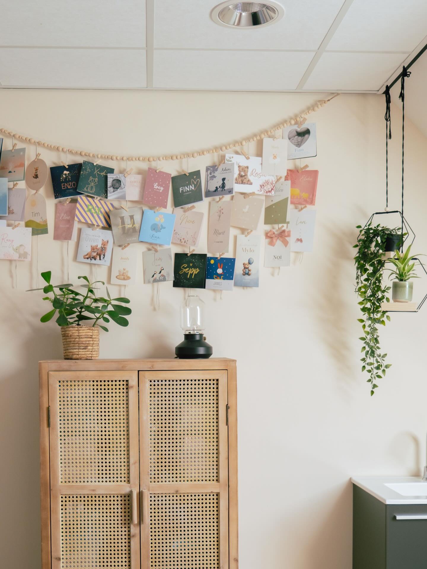 Geboortekaartjes! Het is iets typisch Nederlands, maar erg leuk. Ook de geboorteborden buiten zijn typisch Nederlands.
Alle kaartjes die we krijgen hangen we op aan de door mij zelfgemaakte slinger. Ook op de locatie in Zevenhuizen hebben we er 1 hangen😃. En als de slingers vol zijn, plak ik de kaartjes in.
Wat ik vooral heel leuk vind, is dat de kaartjes een stuk persoonlijkheid van ouders uitstralen. Wij kennen mensen natuurlijk goed en als we dan een kaartje krijgen is de reactie vrijwel altijd dat het echt helemaal bij ze past.
Ik heb zelfs 1x een naam goed geraden van een koppel! Elora (student) en ik hadden het erover wat de naam zou zijn van een kindje waar een mama hard voor aan het werk was. Bij mij kwam gelijk Rafael op en dat bleek zijn roepnaam te zijn! 😅 En ik wist het echt niet!
📸 @beeldmerk_fotografie
#verloskundigenpraktijk #verloskundige #verloskunde #geboortekaartje #geboorte #geboren #bevalling #bevallen #verloskundigewaddinxveen #verloskundigezevenhuizen #zwangerschap #zwanger #kraamtijd #kraamperiode #geboortebord #geboortekaart