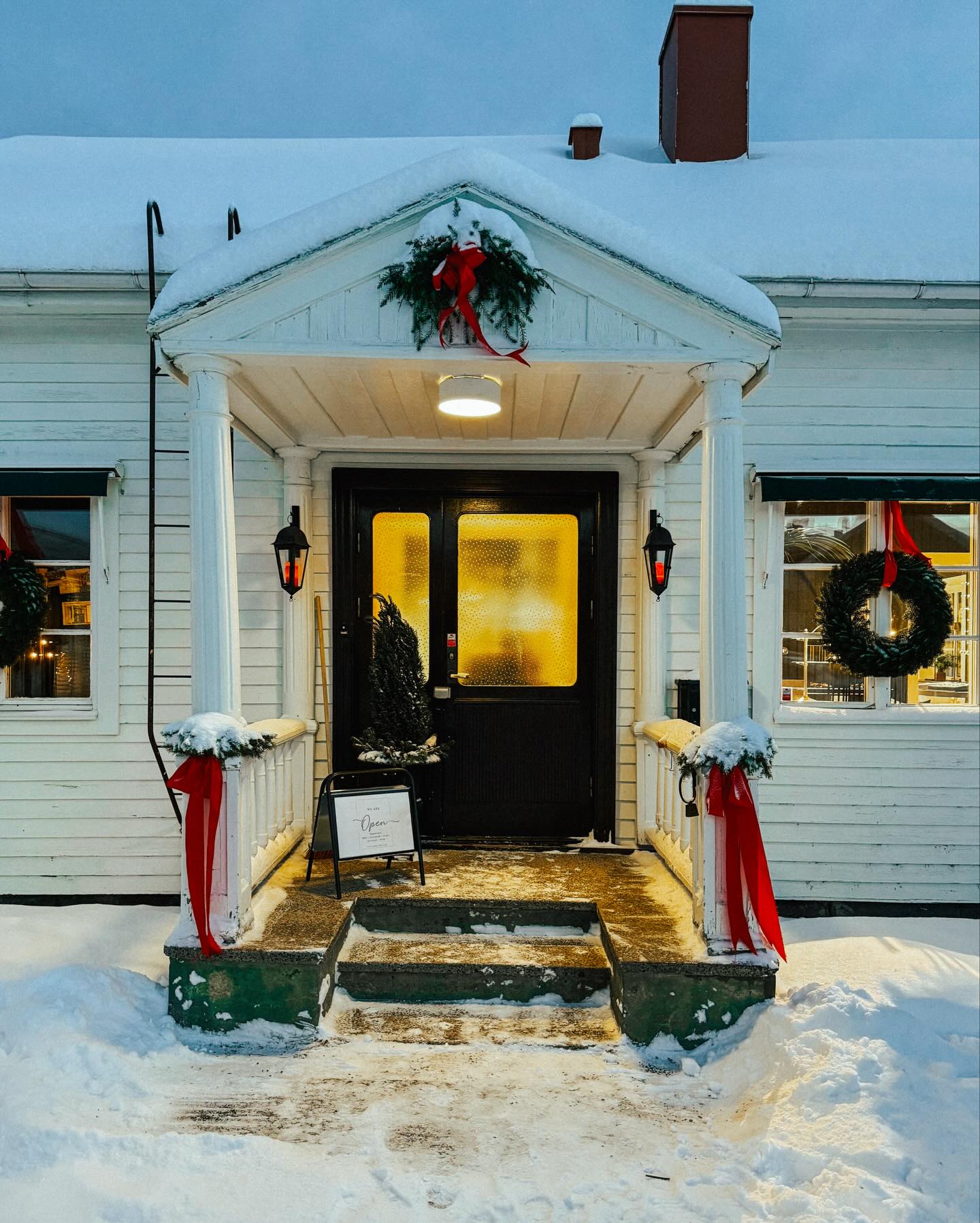 🎼 Nu är det jul här i vårt hus… 🎶
Villan är åter i sin vinterkostym! Världens bästa @kalixflora har skapat magi med blomster och krans iår igen (TACK Ulrika & Daniel ❤️) Och snart är det advent 🕯️
Vi laddar för en fartfylld vecka hos oss med glögg och mys! Några enstaka tider kvar för synundersökning finns att haffa på www.synvillanikalix.com för de som behöver få 👁️👁️ undersökta. Hoppas vi ses 🥰