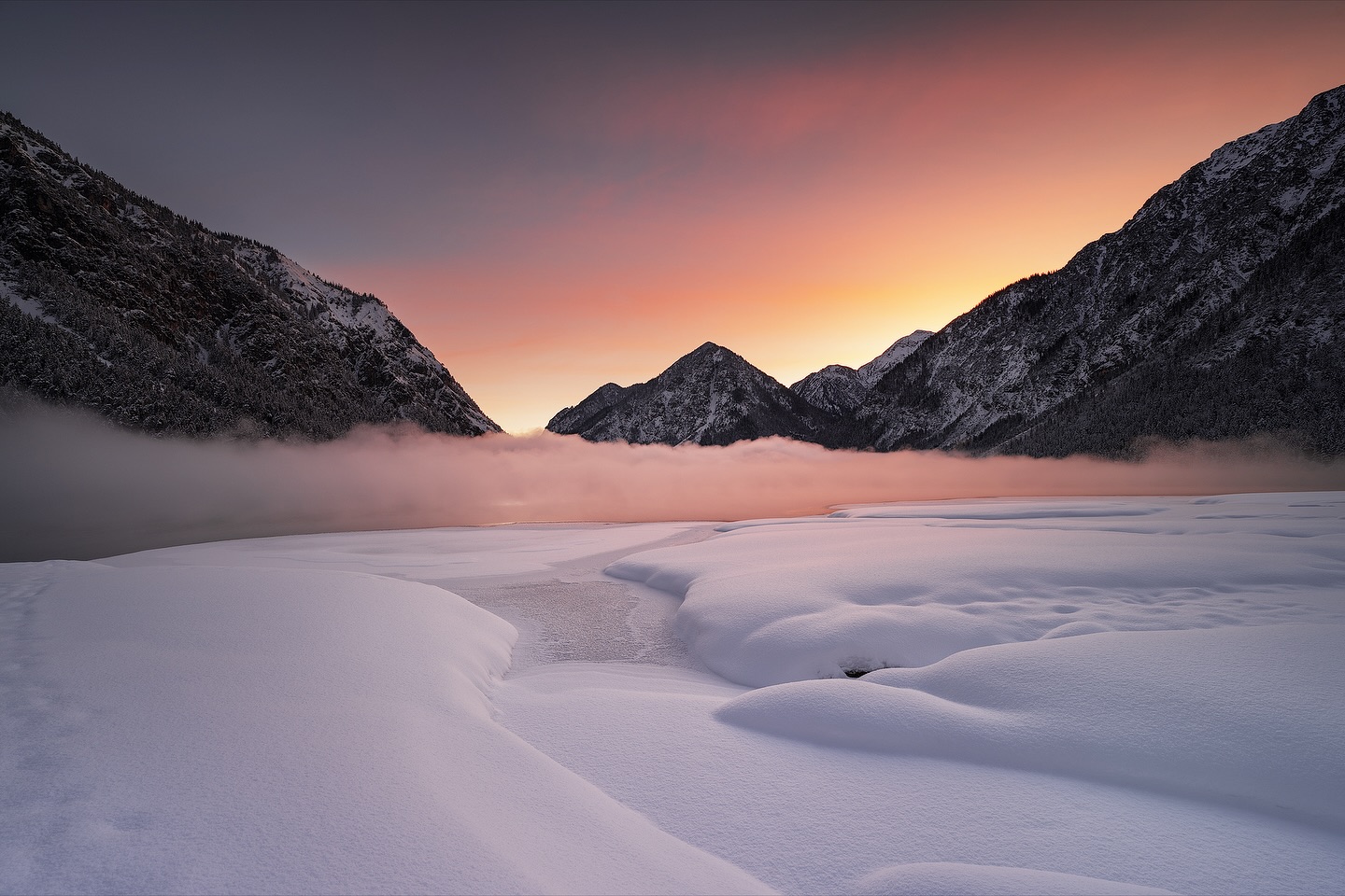 *
Tyrol – Winter Sunrise Over Silent Valleys 🇦🇹
A morning when Tyrol felt like another world entirely: fresh snow shaped soft curves across the landscape, fog drifted over the frozen lake, and the sky glowed with warm tones as the sun began to rise behind the mountains. A winter moment that exists only for minutes — and that’s exactly what makes it so special for landscape photography.
EXIF: f/10 · 2 sec · ISO 64 · Sony Alpha 7R IV · 16–35mm f/2.8 GM II
#tirol #austria #winterwonderland #sunrisecolors #alps #landscapephotography #mountainmagic #discoveraustria #naturelovers #sonyalpha #frozenmoments