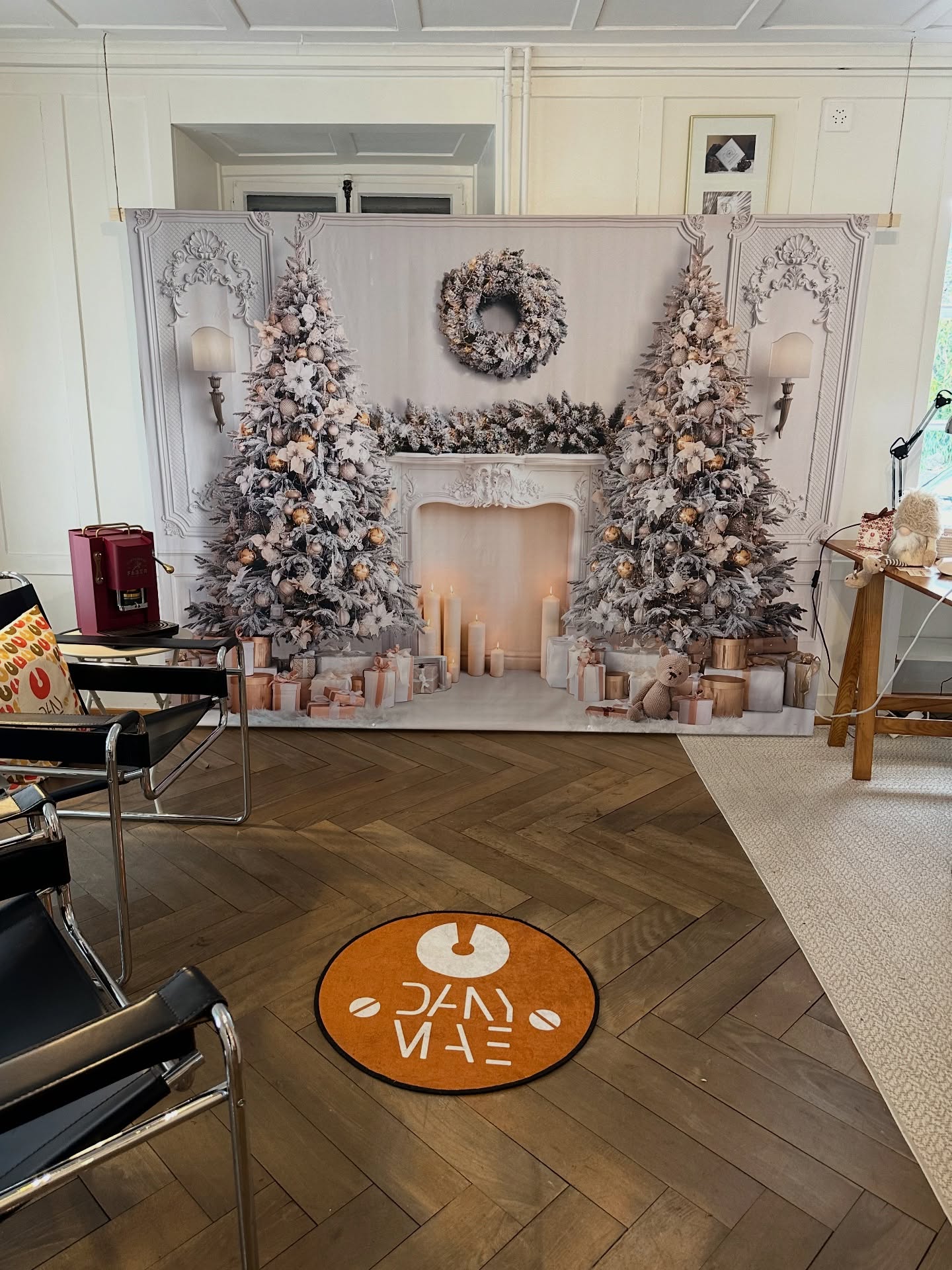 Das Grafikstudio verwandelt sich: Der Hintergrund für unser Fotoshooting ist bereit!
Am Sonntag wird die Officina Dany Mae ein magischer Ort sein.
Es fehlen noch Lichter, Dekorationen, Details und vor allem… DU!
Für Sonntag, den 30. November, sind noch zwei Plätze frei: um 12:00 Uhr und um 17:00 Uhr.
Verpasst diese Gelegenheit nicht!
@raichinimarianna wird einzigartige und magische Erinnerungen festhalten ✨
#photshoot #weihnachten
#OfficinaDanyMae #Buochs #Nidwalden #Neueröffnung #Grafikdesign #selbstgemacht #kunst #Herzensprojekt #SchweizerDesign #Designliebe #KreativLaden #corporateidentity #SelbstgemachtMitLiebe