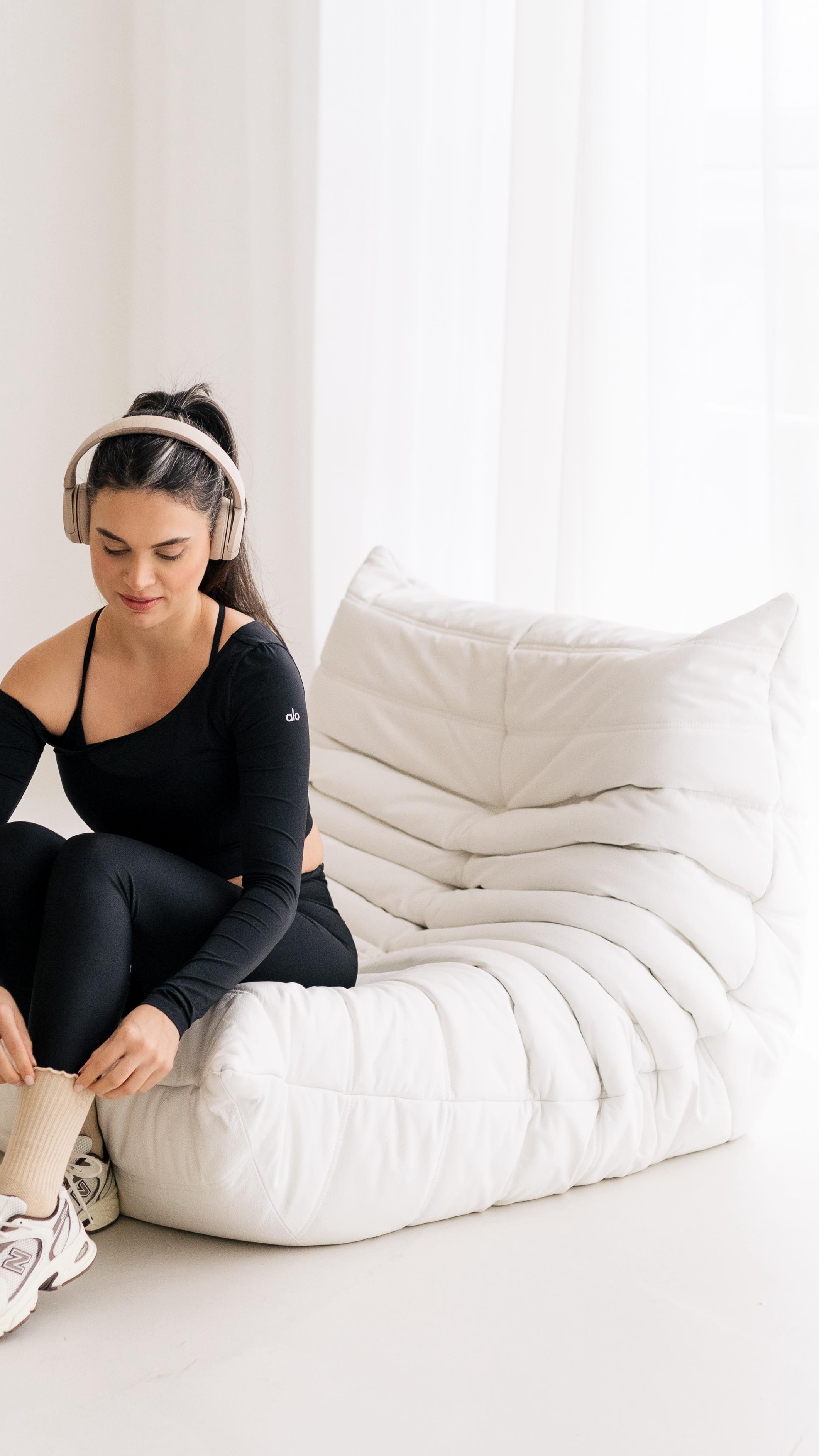 This is why we start Reformer classes with footwork:
One of the most underrated exercises: Footwork isn’t just about “walking on your Reformer”, it’s about setting the tone for the class:
1️⃣ Body mind connection: It creates that mind–body connection right from the start — like a moving meditation reminding you to move with control and intention.
2️⃣ Wake up your body: Footwork gently warms up your muscles, joints, and nervous system. It’s like pressing “start” for your mind-body connection before diving into more complex movements.
3️⃣ Mindful alignment: Each foot position challenges your stability and reveals imbalances — helping you improve posture, strength, and symmetry from head to toe.
4️⃣ Strength & support: By engaging your legs, glutes, and core, footwork sets up the strength and control needed for every move that follows.
5️⃣ Set the tone: Breath, rhythm, focus. Footwork creates that signature low — calm, embodied, and fully present.
With this foundation your body is ready for a class full of mindful movement ✨