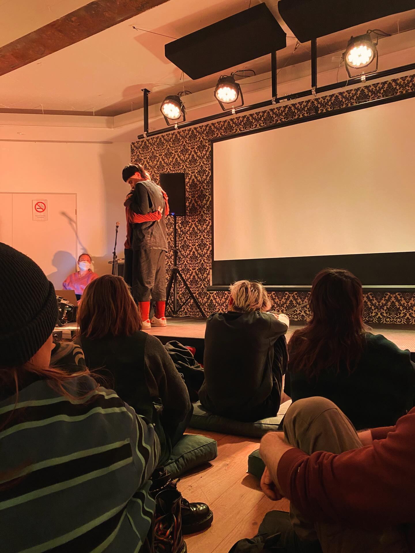 DIE STIMMEN DER TÖCHTER 🧶♾️🌟🫶👯♀️❤️✨
Text & Tanz zu migrantischer Tochterschaft & Mehrsprachigkeit ✍️🫶👯🤸🏻♀️🧠✍️🤸♀️🪩📣🗣️
• Als ich vor über 1,5 Jahren im ArTik Büro saß und mit @hannah_katinka & @mumukry über Konzept und die ersten finanziellen Förderanträge gesprochen habe, da wusste noch keine von uns, dass zum Zeitpunkt der Aufführung 💥die ganze Bundespolitik ein einziger Teaser zu unserem Thema Tochterschaft wird💥 und welche allgemeine und politische Aufmerksamkeit das Thema (migrantische) Tochterschaft bekommen würde.
Plötzlich wird in Zeitungen und Talkshows darüber gesprochen, was Töchter brauchen, wovor sich Töchter fürchten und wie sie geschützt werden müssen.
Zu Erinnerung: "Vater" Merz und die Union haben sich wochenlang "als Frauenbeschützer" inszeniert und zementieren damit rassistische 💩 -> mehr Infos siehe beispielsweise Kolumne @alexandra___z & Posts @sibelschick @ausdemschweigen @toechter.kollektiv @migra_toechter 🫶🫶🫶
•DIE STIMMEN DER TÖCHTER ist ein partizipatives & sehr persönliches Projekt und zeigt:
WIR sind die Töchter, wir haben eine Stimme, wir haben einen Körper und wir sind im Stande unsere eigenen Geschichten zu erzählen, wenn wir nur einmal den Raum und die Sichtbarkeit dafür bekommen.
Außerdem entscheiden wir selbst, wovor wir beschützt werden wollen und welche Verletzungen und Errungenschaften wir zeigen wollen.
Die Performerinnen Melis Brillo, Nurya Cremonesi,
Dagna Gałas, Lu Golubev, Génesis Mejia, Chris Kindle, Mia Kirsch, Gabriela Elgegren Román haben öffentlich voller Herz & Mut über Privates und Politisches gesprochen und uns alle tief bewegt! 💜💜💜 Danke euch sehr dafür!
Die Text- und Tanzwerkstätten waren für mich und meine migra Tochterneugierde unendlich bereichernd. 💝
•Auch deshalb ist es wichtig transparent zu machen, dass es nicht einfach ist, finanzielle, ideelle und emotionale Unterstützung für ein Projekt wie dieses zu erhalten: Danke ❤️-lich deshalb @artikfreiburg @laft_bw @stadt_freiburg für die finanzielle Unterstützung, sodass @dejla.jassim @andrealagosperformance & ich für unsere community-care & Kunstarbeit bezahlt werden.
💥Part II folgt -> stay tuned #diestimmendertöchter