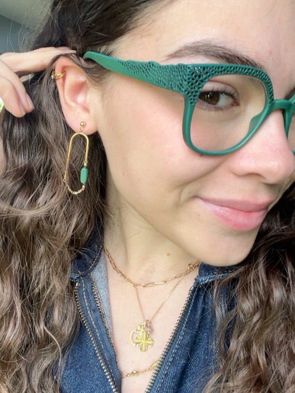 Le match parfait entre ses lunettes et sa paire de boucle d’oreille upcyclé !
J’adore l’histoire de ce bijoux, Anaelle a offert une chaine de lunette à sa maman, et en retour sa mère a commander un bijoux pour offrir à sa fille 🥰