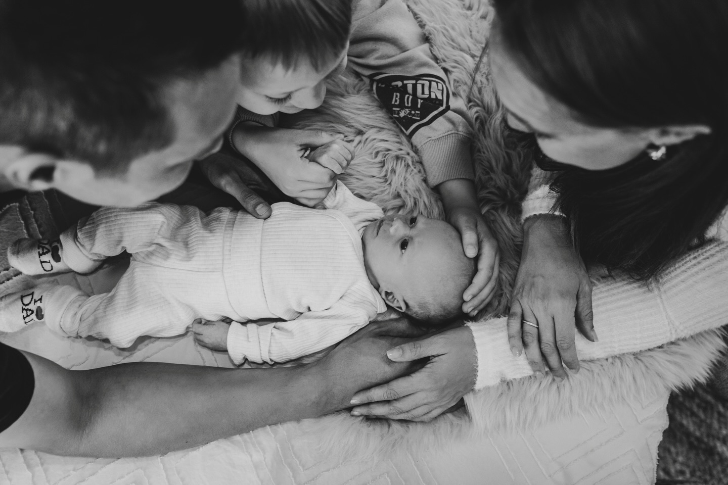 In the end, family is all that matters.
Bevor hier so richtig der Weihnachtsspam weiter geht, mal zwischendurch noch ein zuckersüßes Familienfoto von einem Newbornshooting 🩷
#familie #familienfotografin #newborn #baby #love
FAMILIENFOTOGRAFIE NEWBORNFOTOS