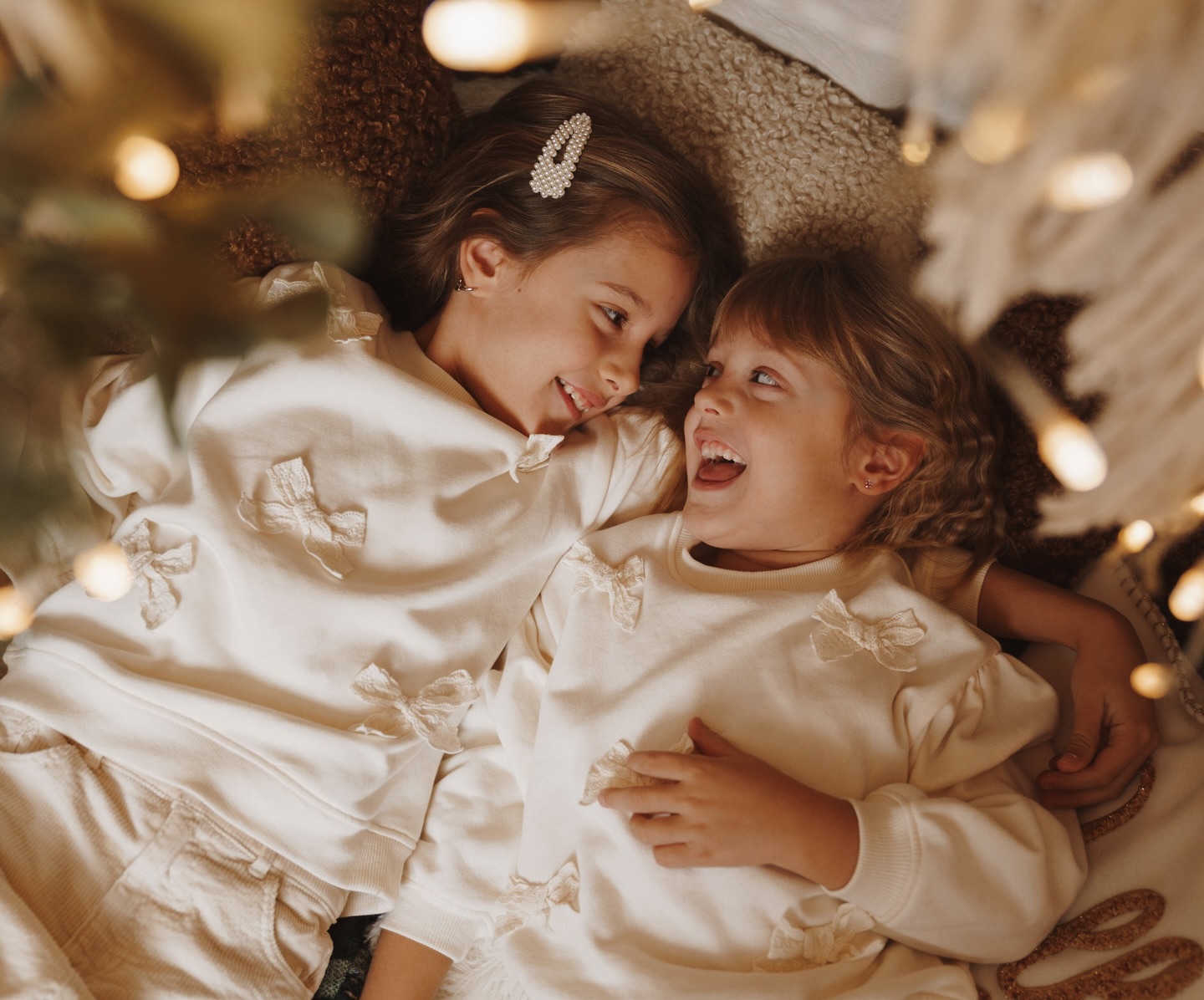 Zwischen funkelnden Lichtern und leiser Weihnachtsmagie entstehen die Momente, die wir für immer im Herzen tragen. ✨
Dieses Lachen – so ehrlich, so unbeschwert – erinnert uns daran, wie besonders die Adventszeit ist. Wenn die Welt draußen ein bisschen heller scheint und die Freude in den Augen der Kinder größer wird als jedes Geschenk unter dem Baum. 🎄💫
#Weihnachtsshooting #Weihnachtszauber #Kinderfotografie #Weihnachtszeit #MagicMoments Freundschaft Lichterzauber FestlicheMomente Kindheitserinnerungen XmasMagic LiebeImBild Herzensmomente