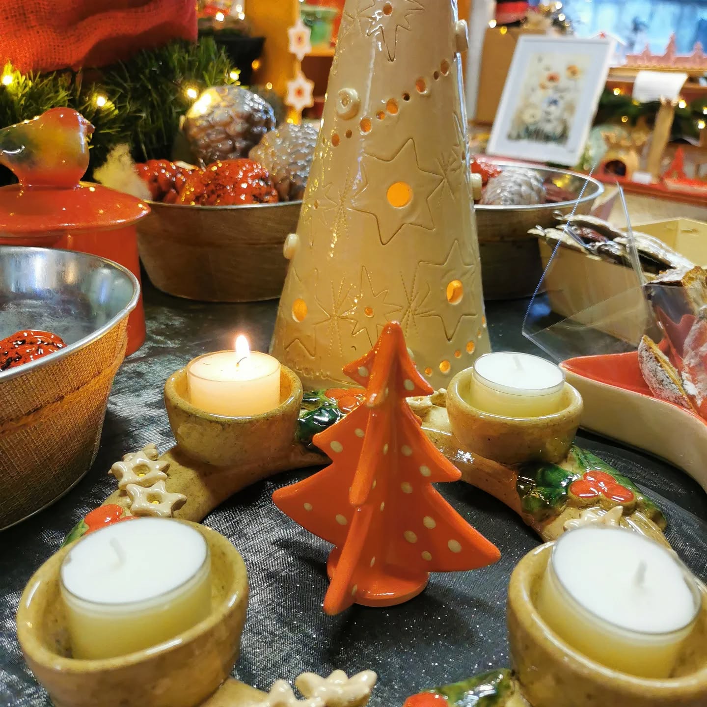 Premier dimanche de l'Avent ✨
Nous allumons la première bougie de la couronne de l'Avent, cette couronne est là pour figurer l'attente du soir de Noël. Cette coutume est chargée de symbolique : la couronne représente l'éternité car le rond est infini, comme la vie sur terre elle n'est qu'un passage qui se prolonge ailleurs., le feuillage persistant vert symbolise l'espérance, les bougies symbolisent la victoire de la lumière sur les ténèbres.
Un Christstolle au fromage blanc va accompagner le goûter de ce premier dimanche de l'Avent.
Je vous partage la recette très prochainement !
Bon dimanche à vous ✨