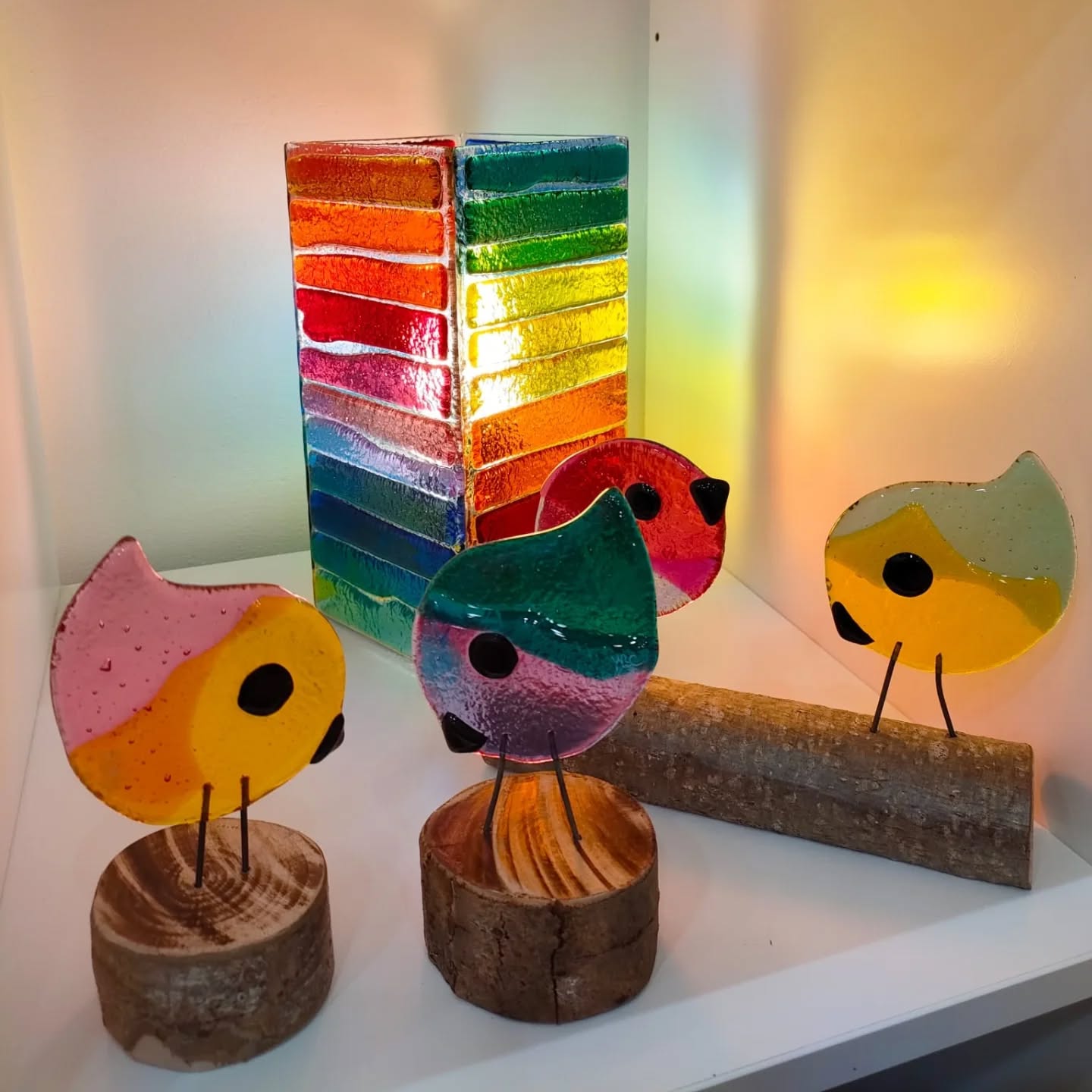 On est si heureux de vous présenter à nouveau le travail de @atelier_magali_b_creations
Travail de fusing et thermoformage
#GalerieLesSouliersRouges #fusing