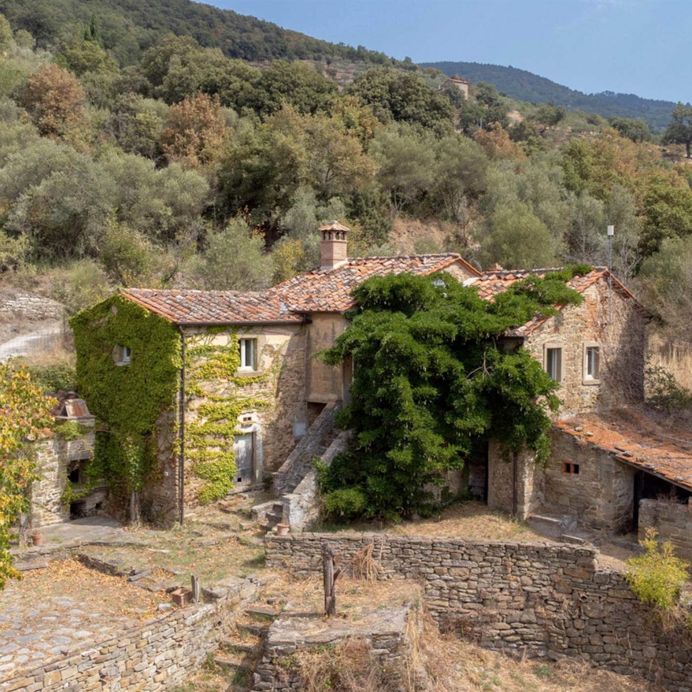 Tuscan daydream unlocked. 🌿
Stone farmhouse with killer Cortona views, 2 beds (expandable to 5), 194 sqm, plus approved plans for a panoramic pool. Peaceful hilltop vibes, olive trees, and endless potential, year-round living or rental gold. ✨
€680,000
#TuscanyLiving #Cortona #ItalianHomes