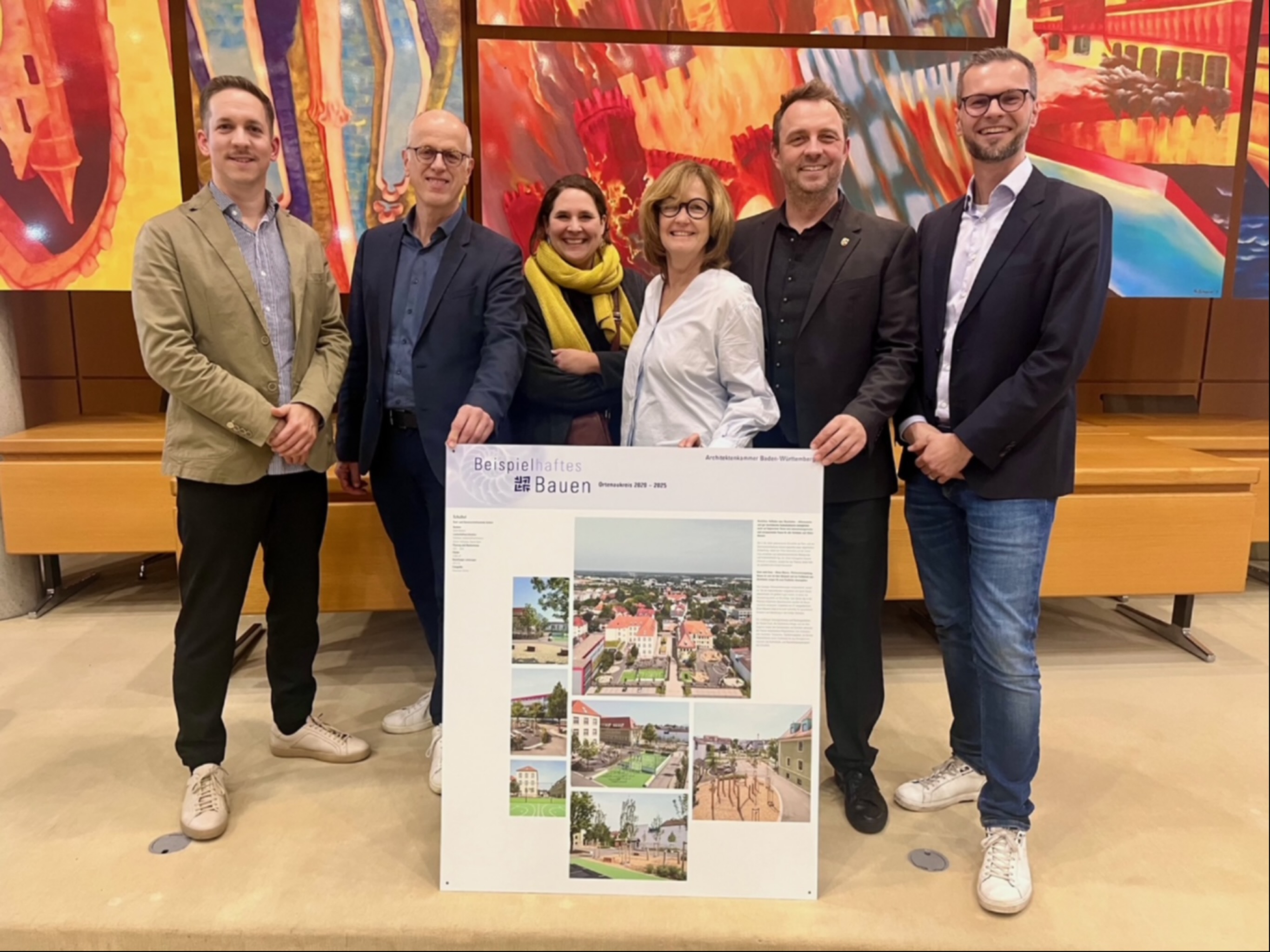 Preisverleihung „Beispielhaftes Bauen“ 🏆
Gestern durften wir im Landratsamt Offenburg die Auszeichnung für unseren neuen Schulhof entgegennehmen – ein Moment voller Freude und Wertschätzung für alle Beteiligten.
Auf dem Foto (v. l. n. r.):
Joschka Metzinger, Landschaftsarchitekt Stefan Helleckes, Maret Stoll, Carmen Weber, Stadt Achern, Andreas Kollefrath, Bürgermeister Stadt Achern, Robin Immisch
#rsrachern #beispielhaftesbauen