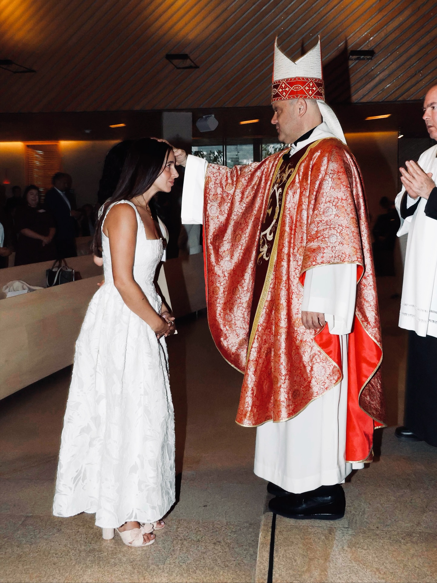 Mientras mis papás eran catequistas tanto en Argentina como en México, preparaban a todos los chicos del barrio para la Confirmación. Irónicamente, en plena búsqueda adolescente sobre Dios y sin entender de qué se trataba, me rehusé a hacer el sacramento de la Confirmación.
Veinte años más tarde y antes de cumplir mis 35, después de tantos viajes, mudanzas y búsquedas que me llevaron por todos los caminos posibles, terminé volviendo al altar para recibir la Confirmación acompañada de una bella comunidad y seres queridos.
Dejé la vida vieja ahí, para confirmar, con la gracia del Espíritu Santo, una nueva en Dios.
“Dejen atrás su antigua manera de vivir, despójense del hombre viejo, renuévense en el espíritu de su mente y revístanse del hombre nuevo, creado a imagen de Dios en justicia y santidad de verdad.” — Efesios 4:22–24
#VueltaACasa #Confirmación #VidaNuevaEnCristo
#GraciasADios #fecatolica