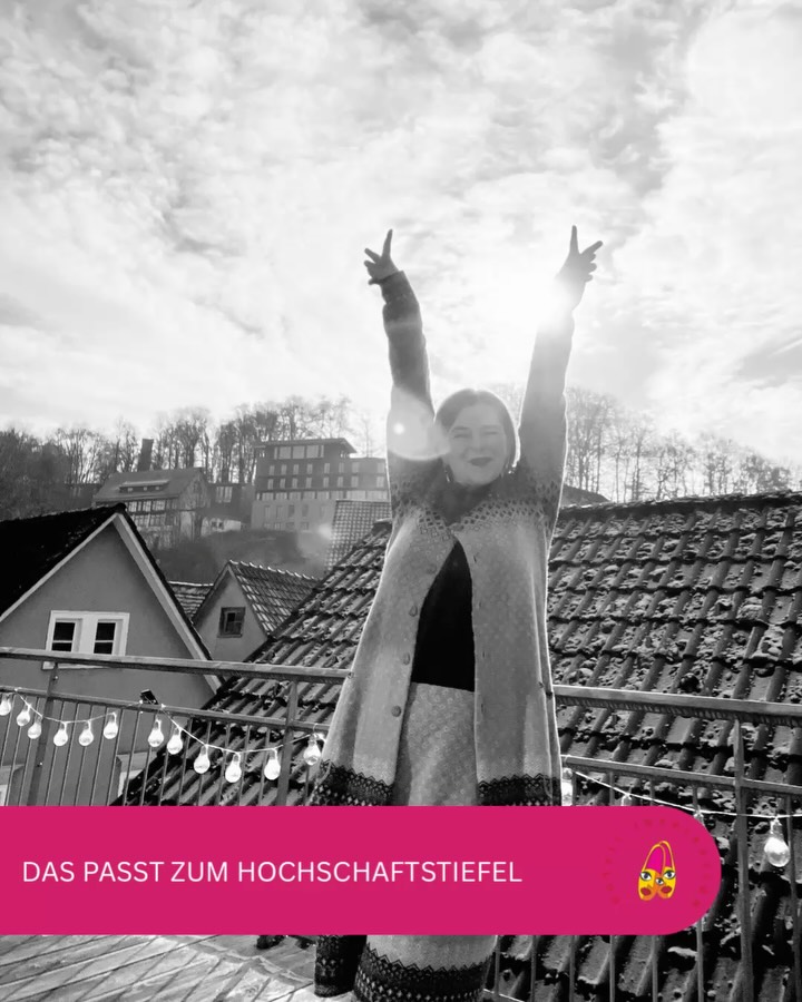 Zum Hochschaftstiefel geht wirklich viel, von TwinSet bis Rüschenrock, da bestimmt der Style des Stiefels das Gesamtoutfit. Je weiter der Rock oder die Hose, desto spitzer sollte der Stiefel sein. Der Stiefel ist von Felmini; Vollleder aus Portugal, das Kostüm wurde aus Biomaterialien (Wolle & Baumwolle) #slowfashion #sustainablemade #fashionboutique #styleguide #qualitätvorquantität #ootd