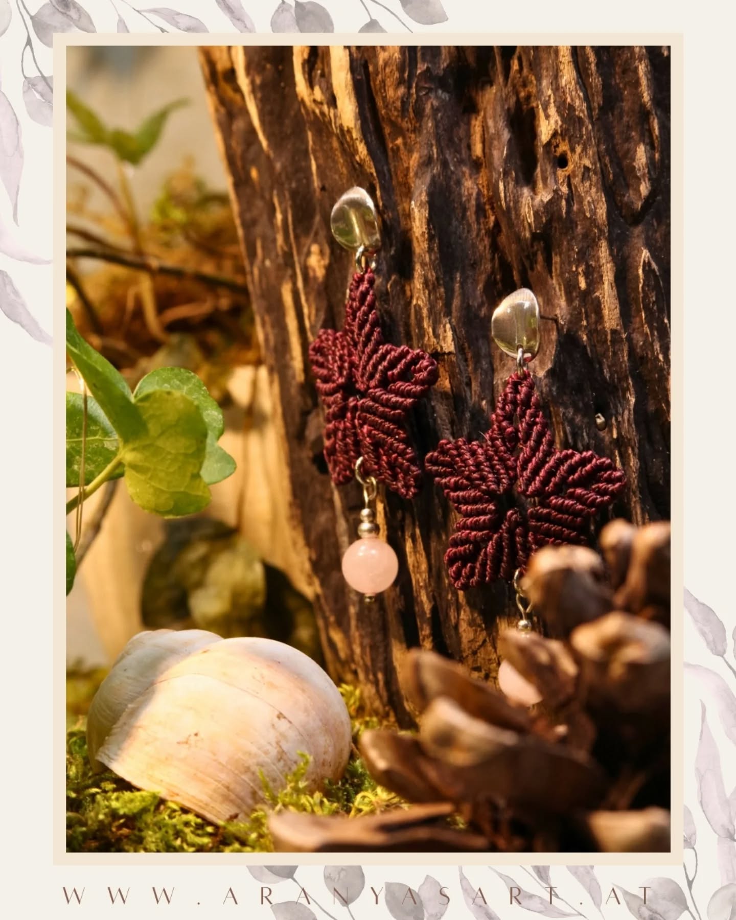 Einen wunderschönen guten Morgen am 1. Dezember! 🌟
🚪Ich öffne das 1. Türchen meines Adventskalenders mit Dir 🎄🥰, das Wärme und Liebe in die Vorweihnachtszeit bringt:
🩷❤️Mein Star Makramee Ohrringe in Weinrot!
Der geknüpfte Makramee-Stern mit einer Perle aus zartem Rosenquarz – dem Stein der Liebe und des Herzens.
🎁Ein warmes, feminines Accessoire, das dich durch die festlichen Wochen begleitet. Perfekt, um sich selbst zu beschenken oder jemand Besonderem eine Freude zu machen.
Finde das erste Advent-Highlight in meinem Shop, oder gerne per PN 🫶🏼✨
Einen guten Start in die neue Woche und einen wunderschönen 1. Dezember 2025 🌟🕯️🫂
Eure Katharina
@aranyasart
#weihnachten #Advent #aranyasArt